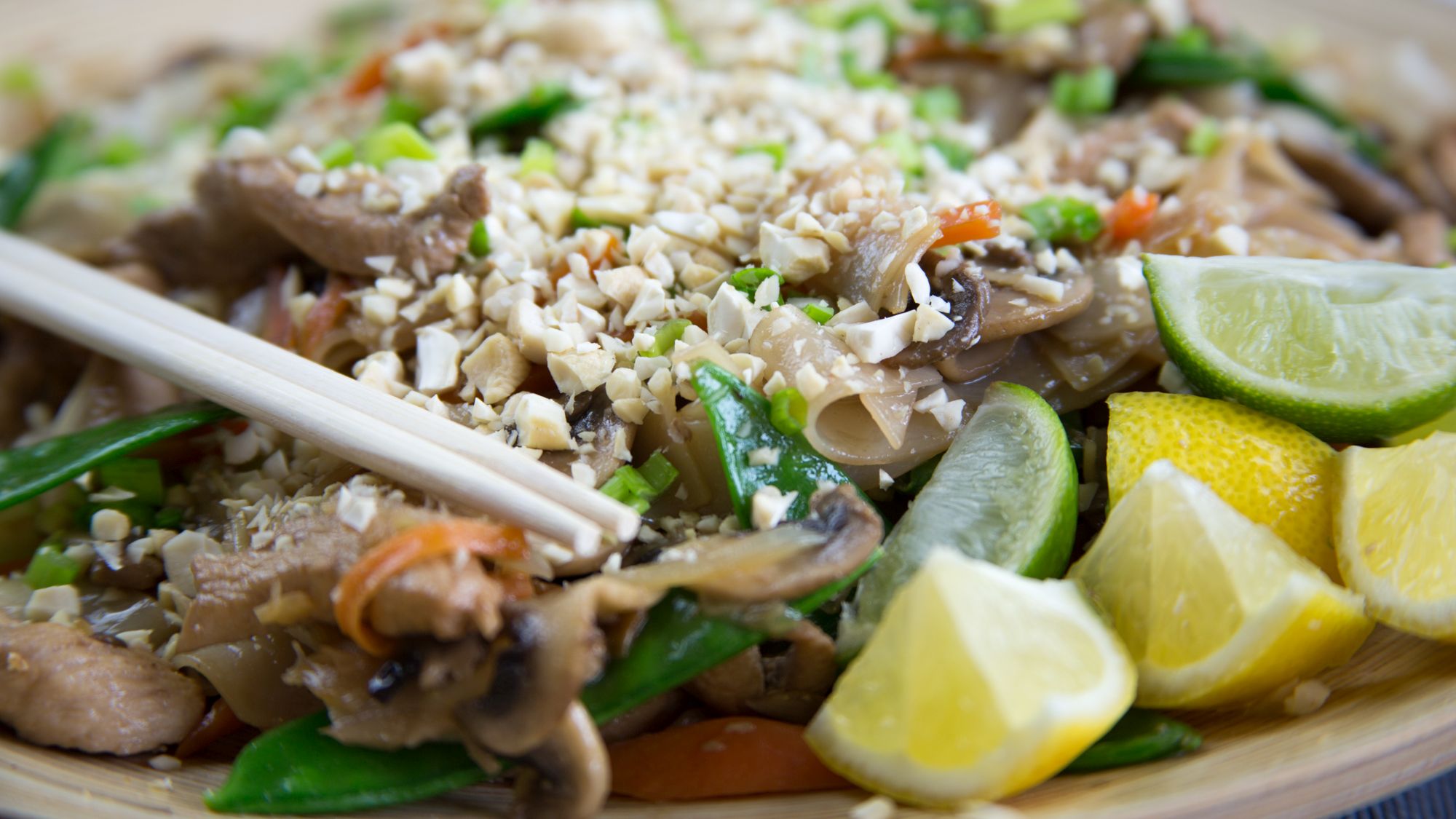 Azjatycki makaron stir-fry z kurczakiem