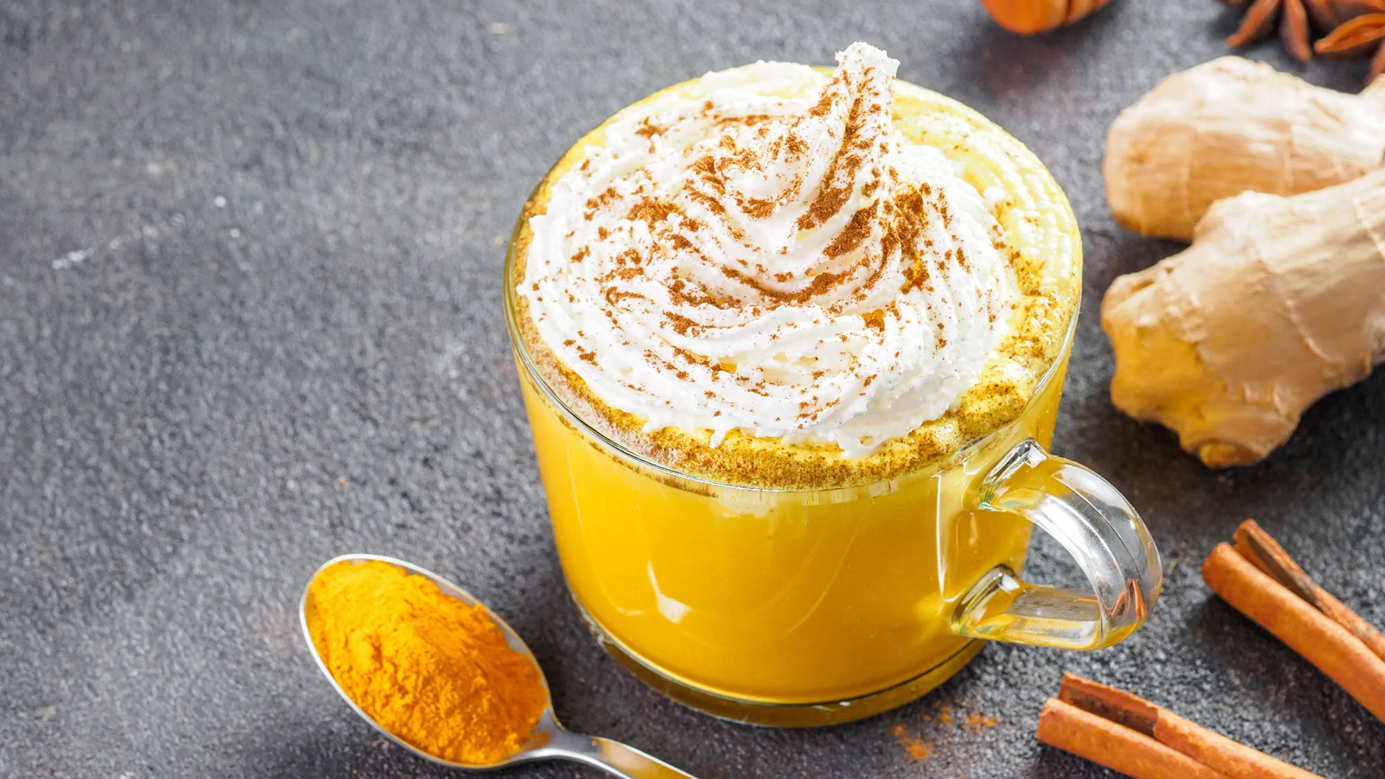 Bananowe latte z kurkumą Bananowe latte z kurkumą l Kamis.pl