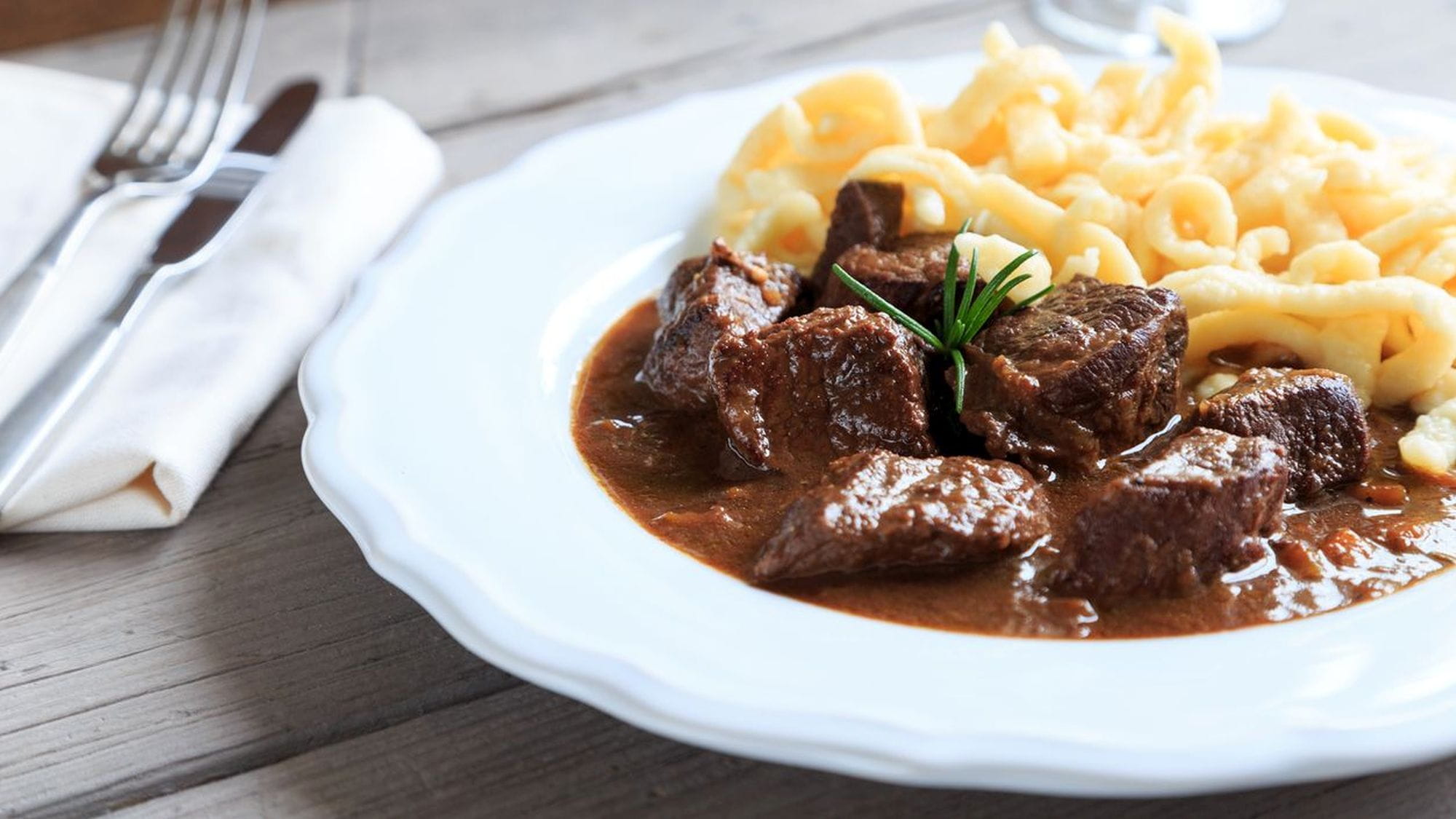 Carbonade Flamande (mięso wołowe duszone w piwie i pierniku)