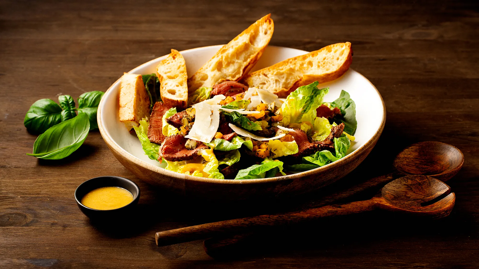 Cezar z polędwicą i orzechowym winegretem - przepis Kamis