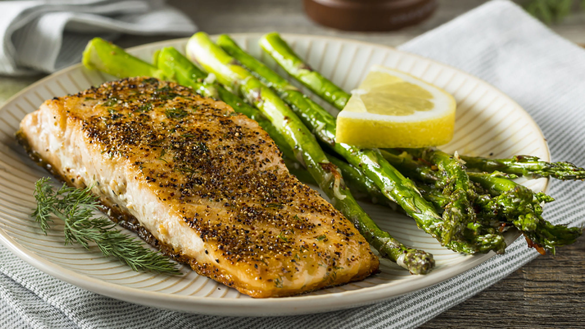 Cytrynowy łosoś w ziołach - przepis Kamis