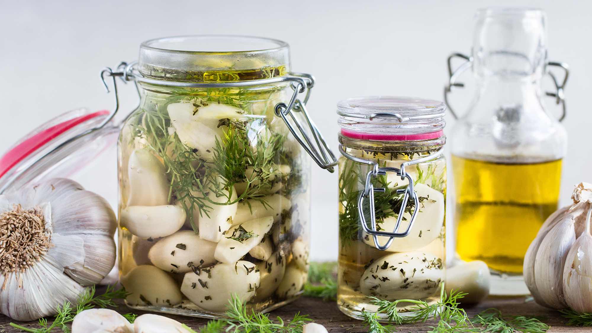 Czosnek w zalewie ziołowej - przepis
