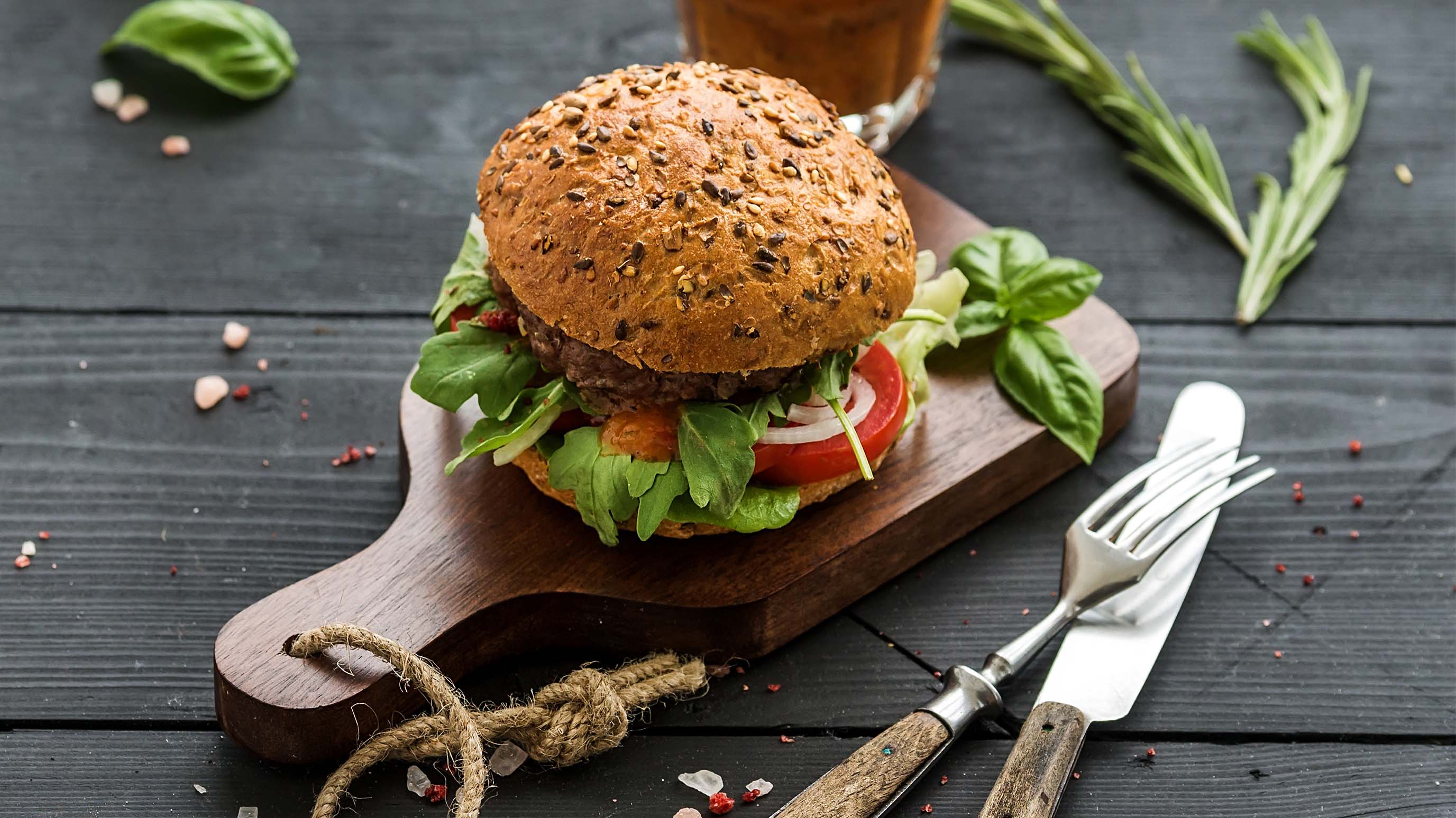 Domowe burgery z musztardą - przepis Kamis