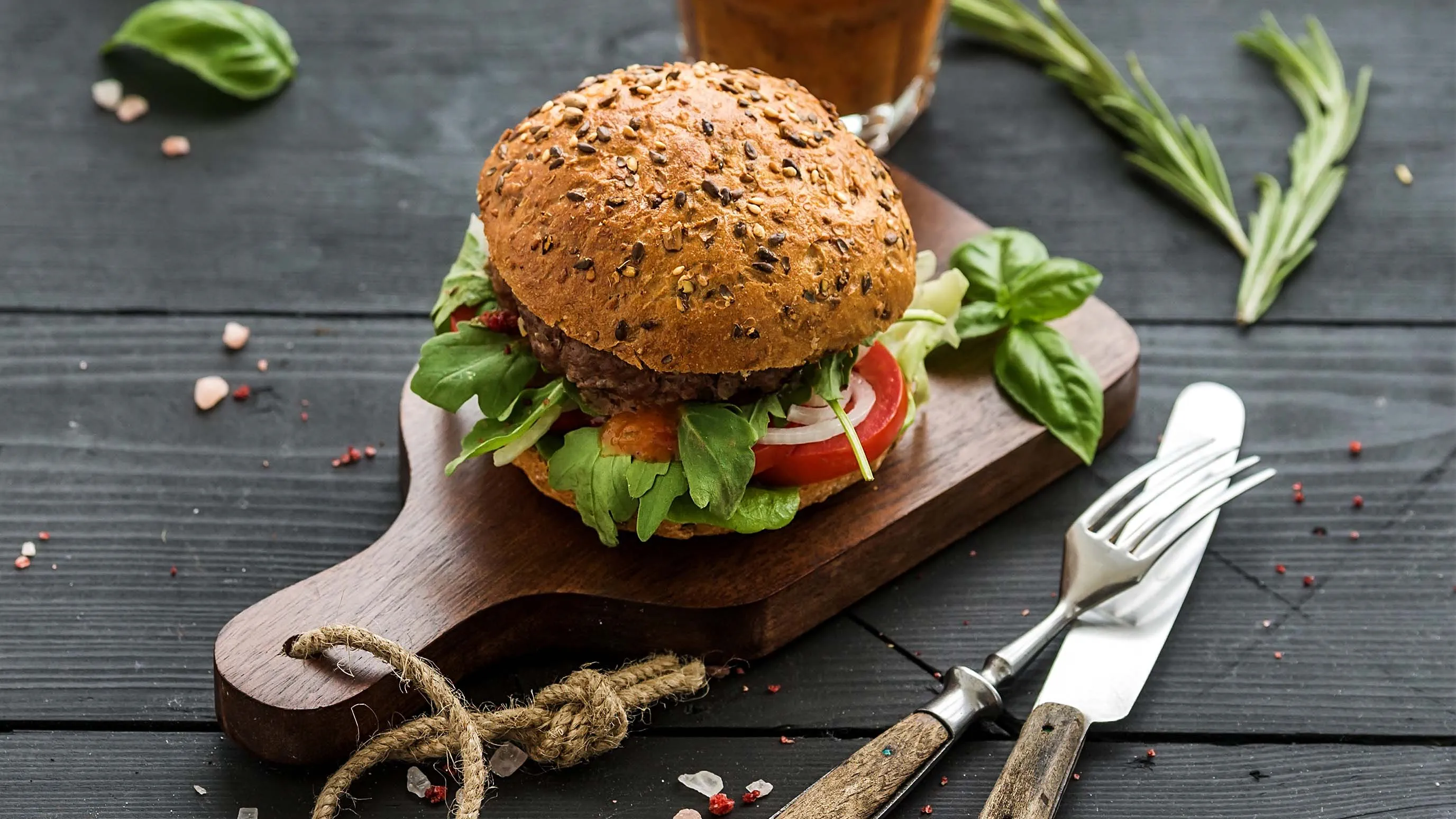 Domowe burgery z musztardą Domowe burgery z musztardą - przepis Kamis