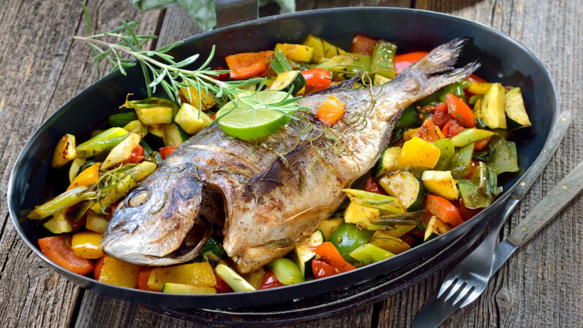 Dorada pieczona w warzywach - przepis Kamis