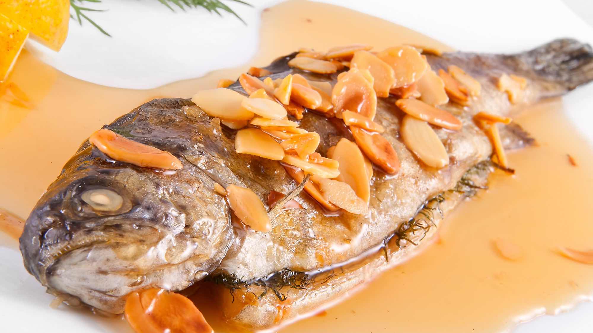 Filet z pstrąga pieczony w migdałach - przepis
