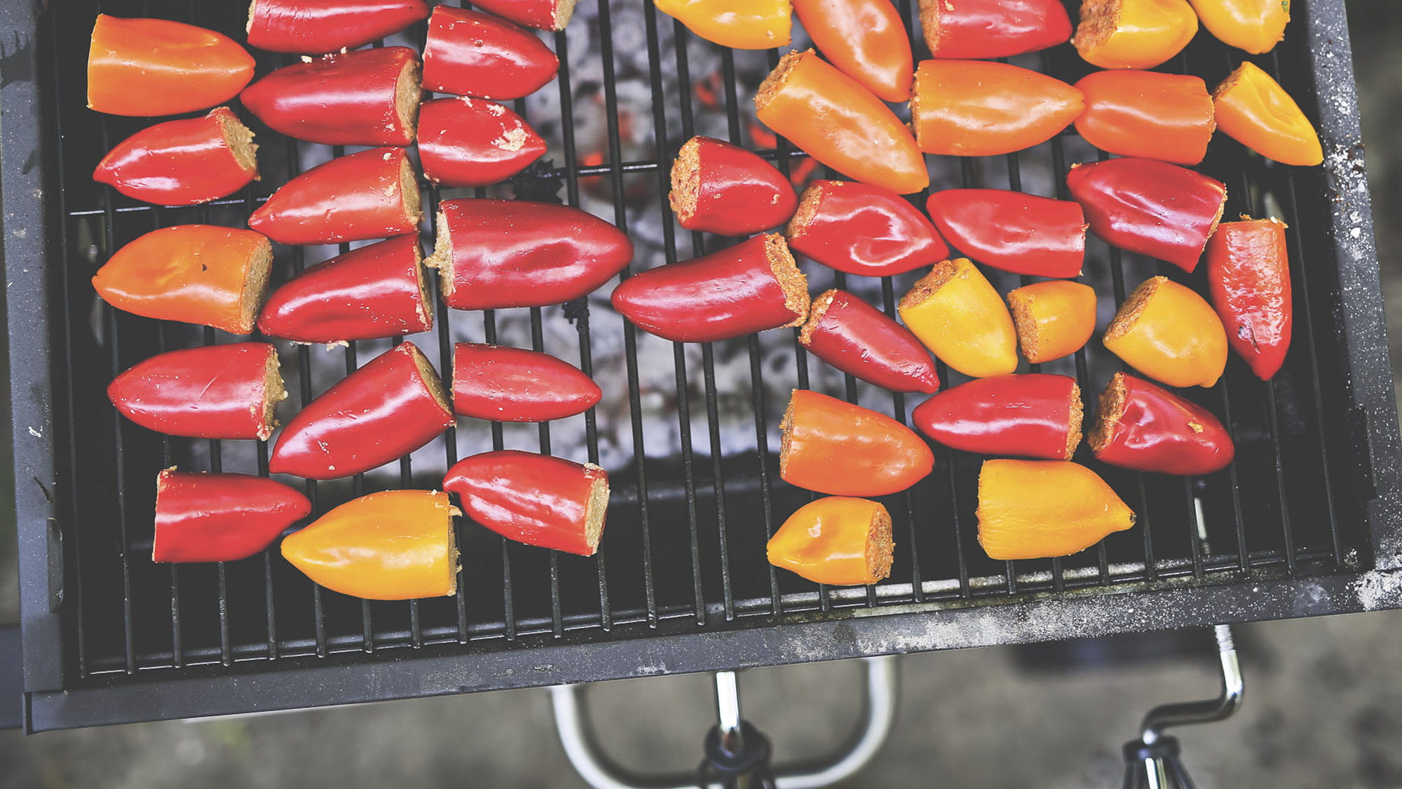 Grillowana papryka nadziewana chorizo lub cieciorką - przepis Kamis