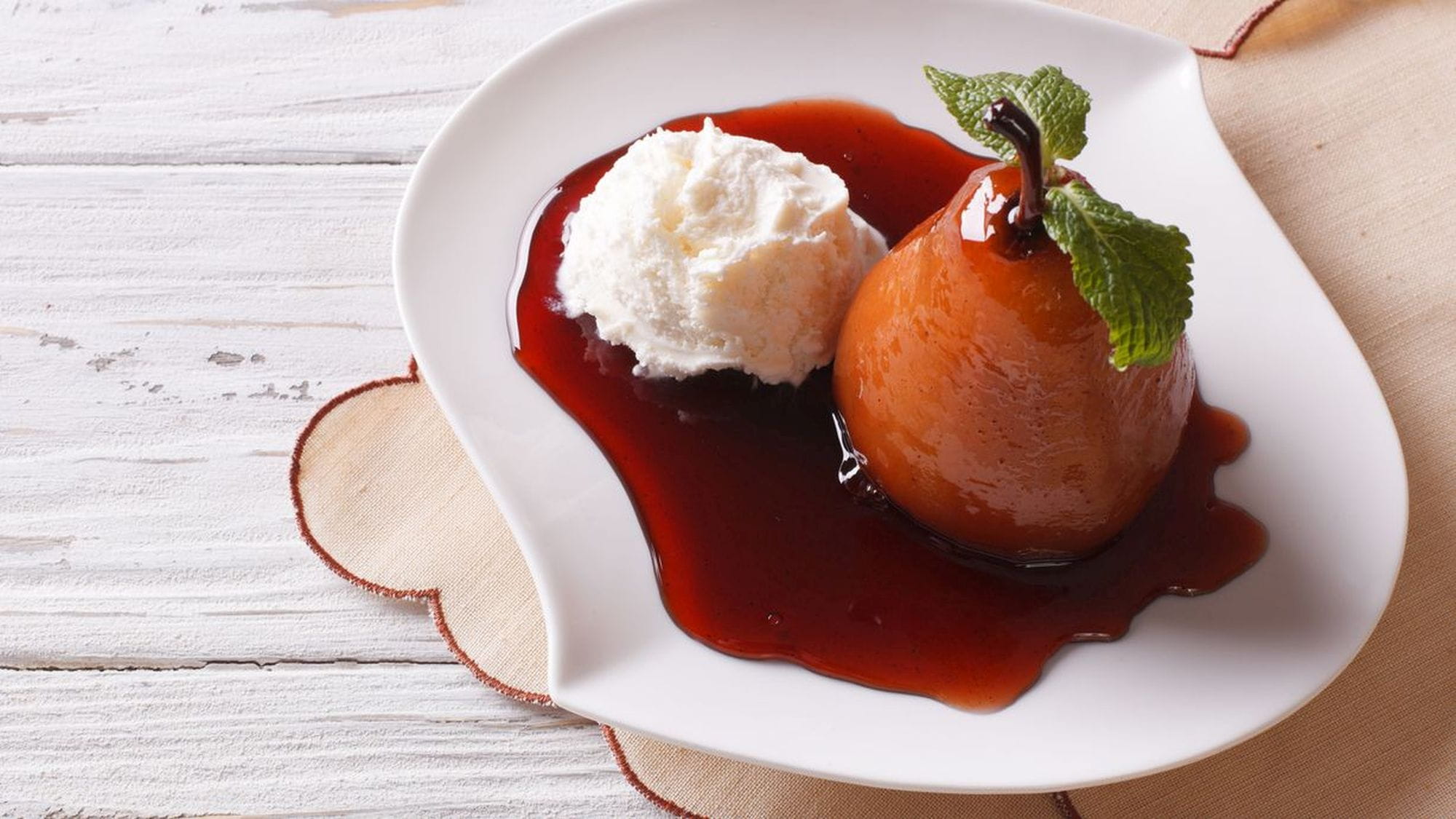 Gruszki w winie ze śliwkami i lodami