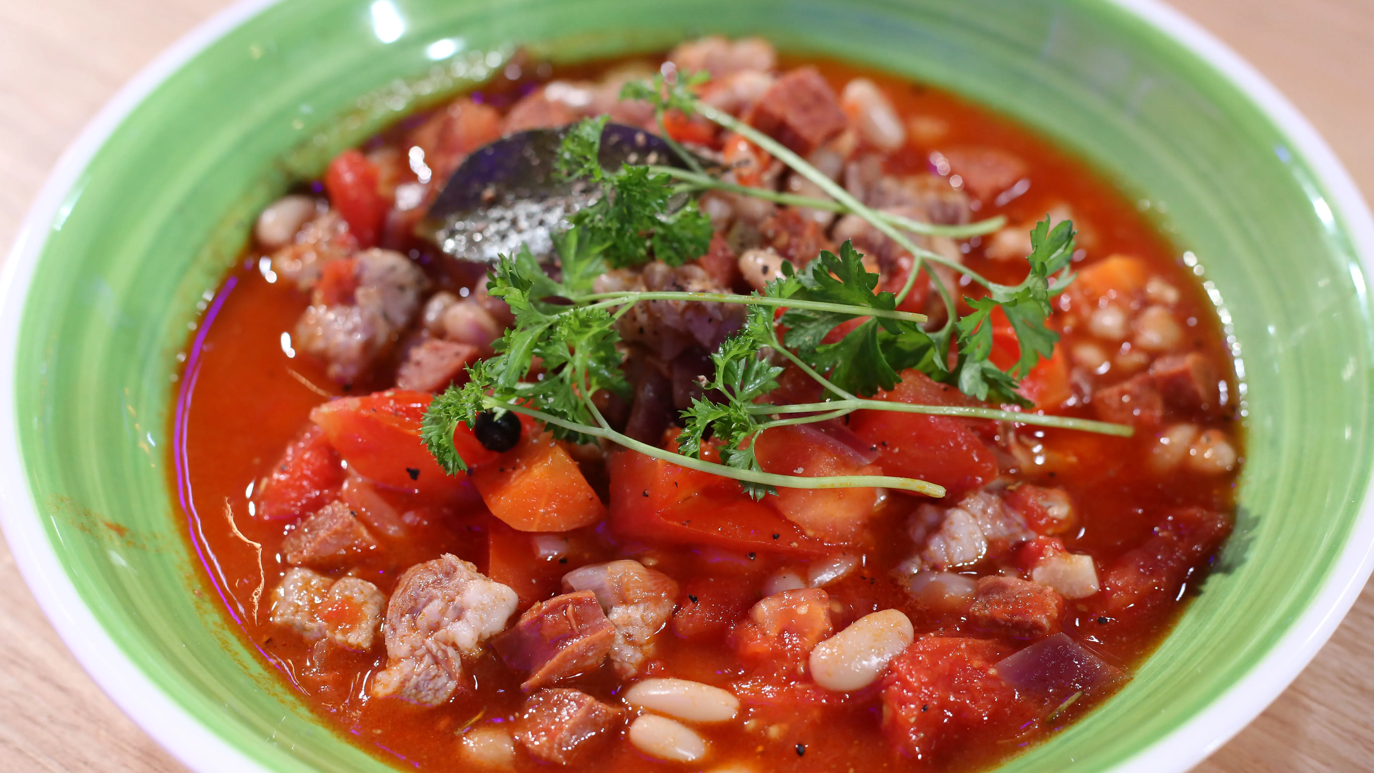 Fabada Asturiana, czyli hiszpański gulasz z mięsem i fasolą - przepis z programu Pytanie na śniadanie