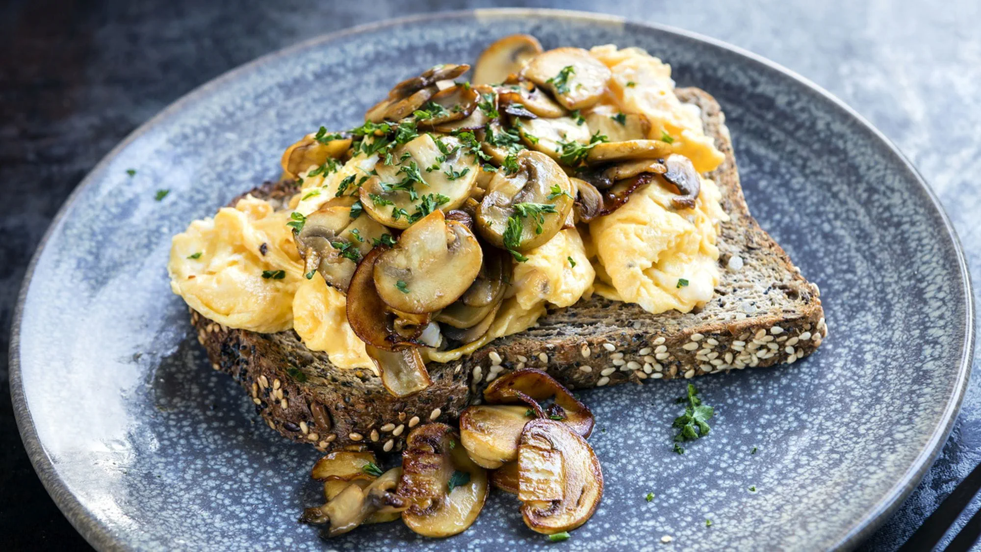 Jajecznica z pieczarkami - przepis Kamis