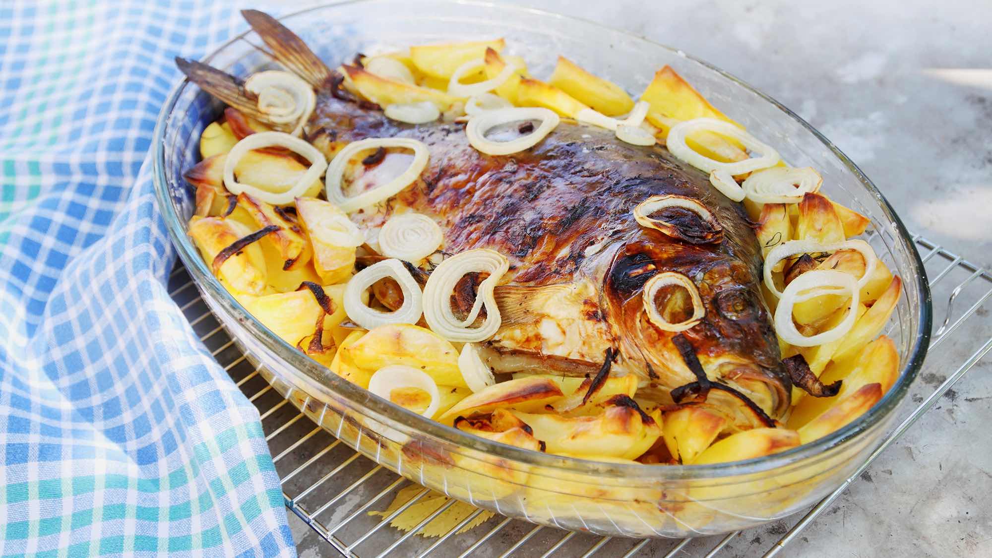 Karp pieczony w cebuli - świąteczny przepis