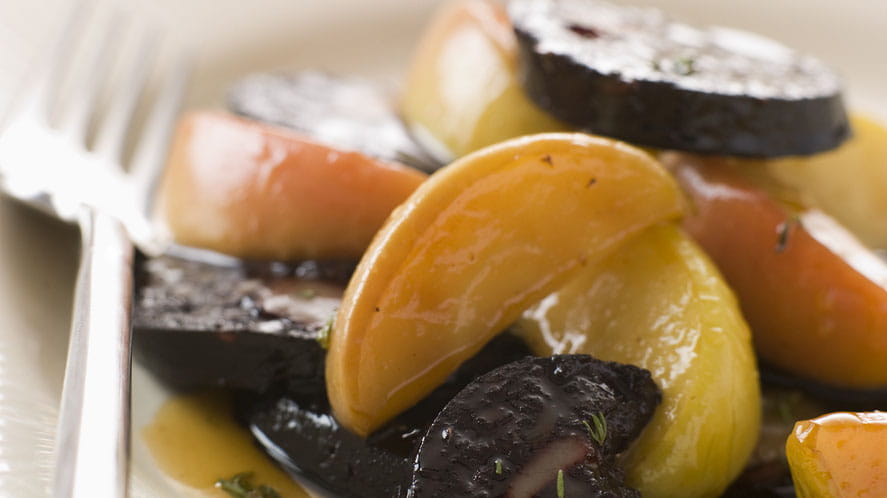 Kaszanka z grilla z jabłkami - przepis Kamis