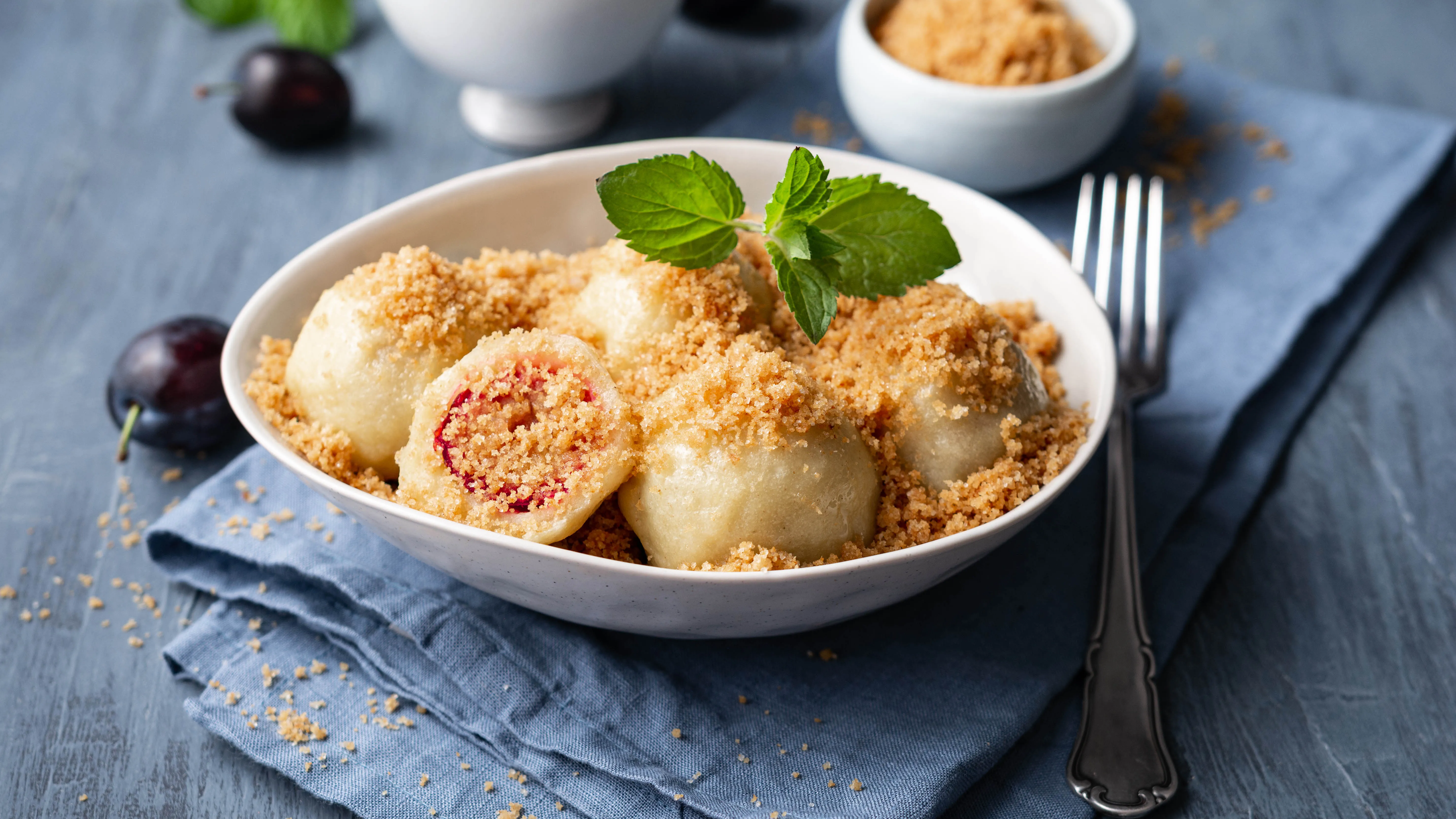 Knedle ze śliwkami - przepis Kamis