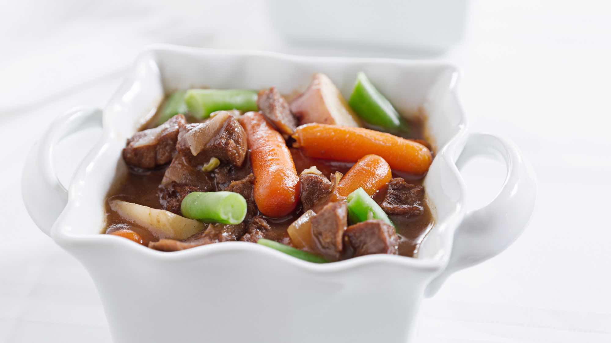 Kolorowy gulasz mięsno-warzywny