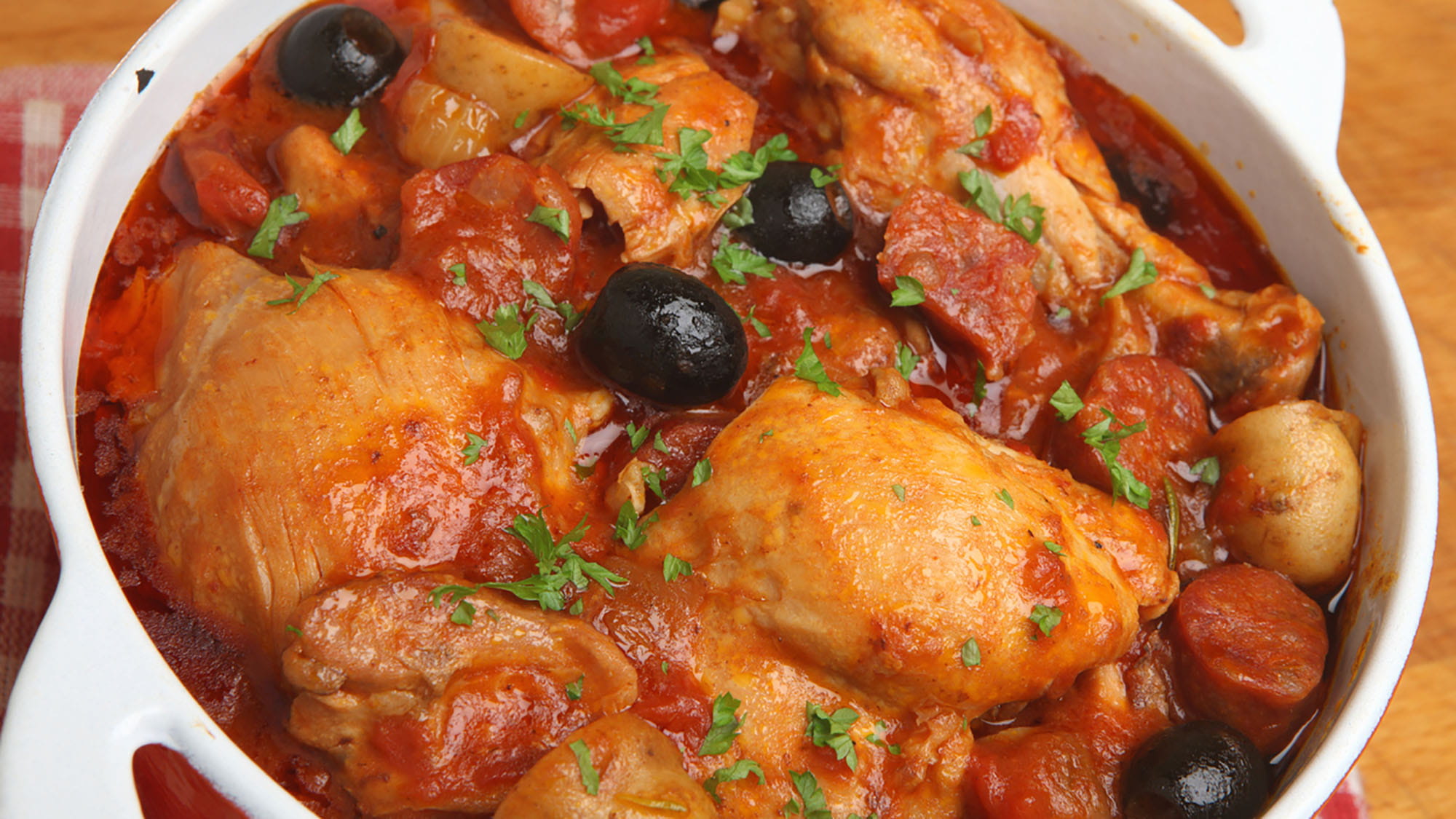 Kurczak duszony z papryką i chorizo - przepis Kamis