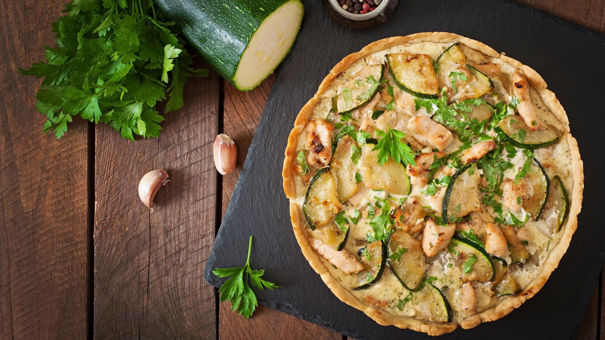 Kurczak w cieście francuskim z cukinią - przepis Kamis