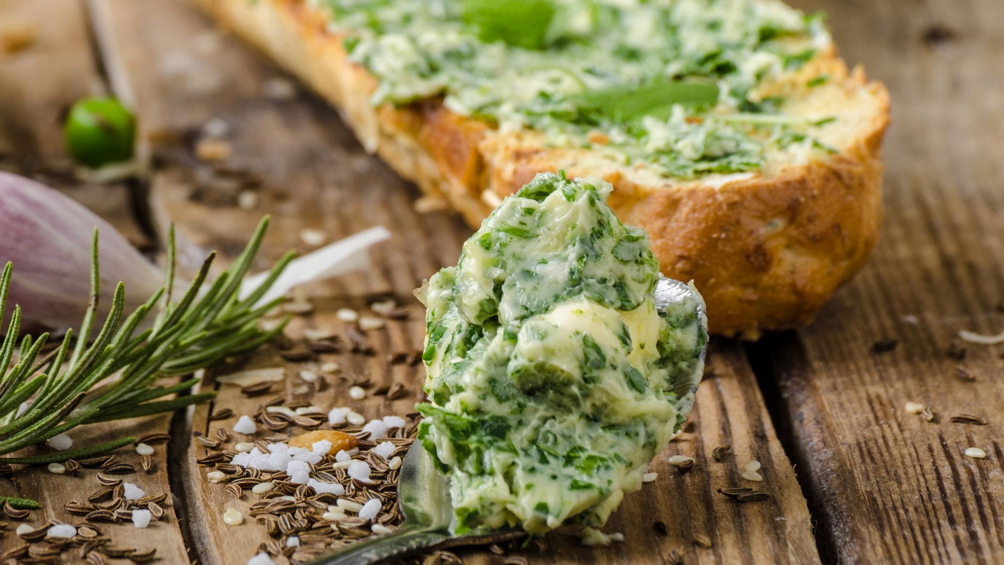 Masło czosnkowe ze szpinakiem - przepis Kamis