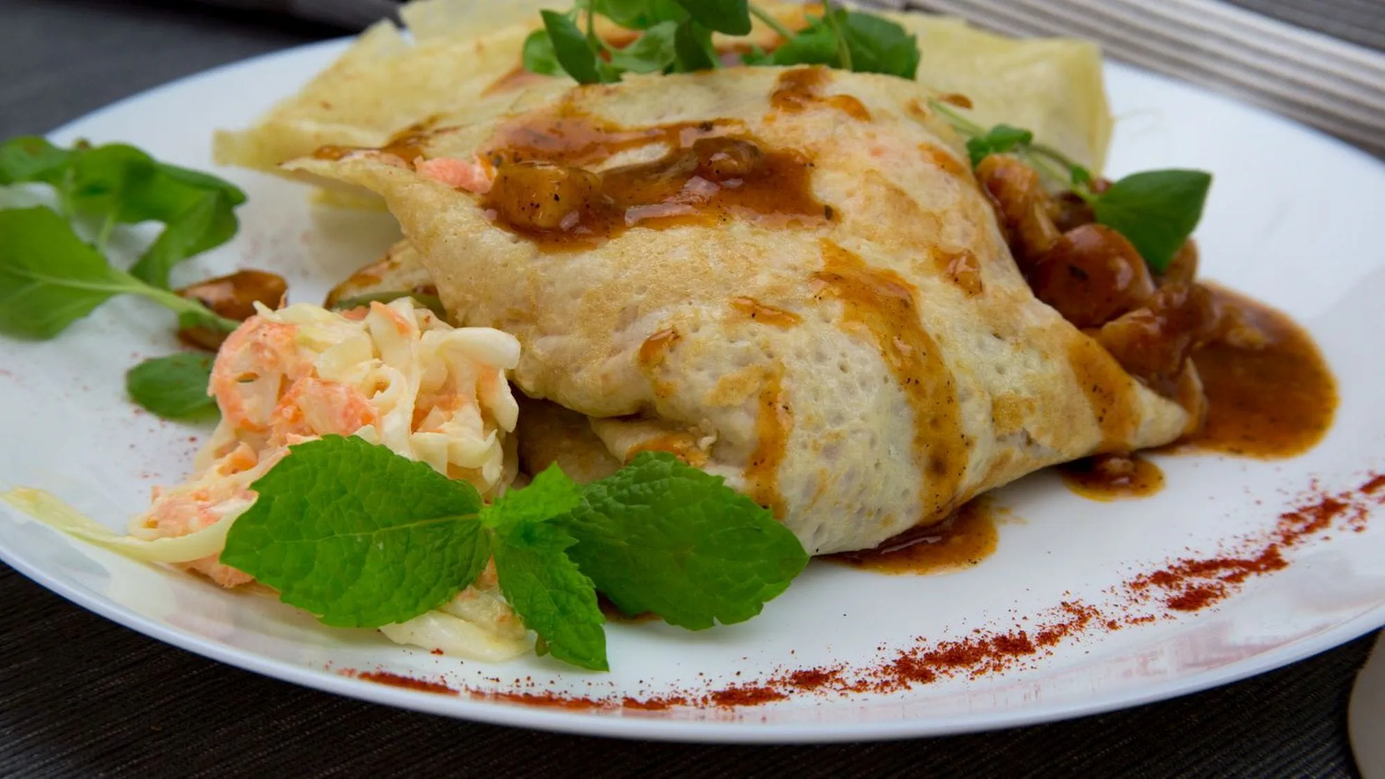 Naleśniki jajeczne z nadzieniem z kurczaka i sosem barbecue