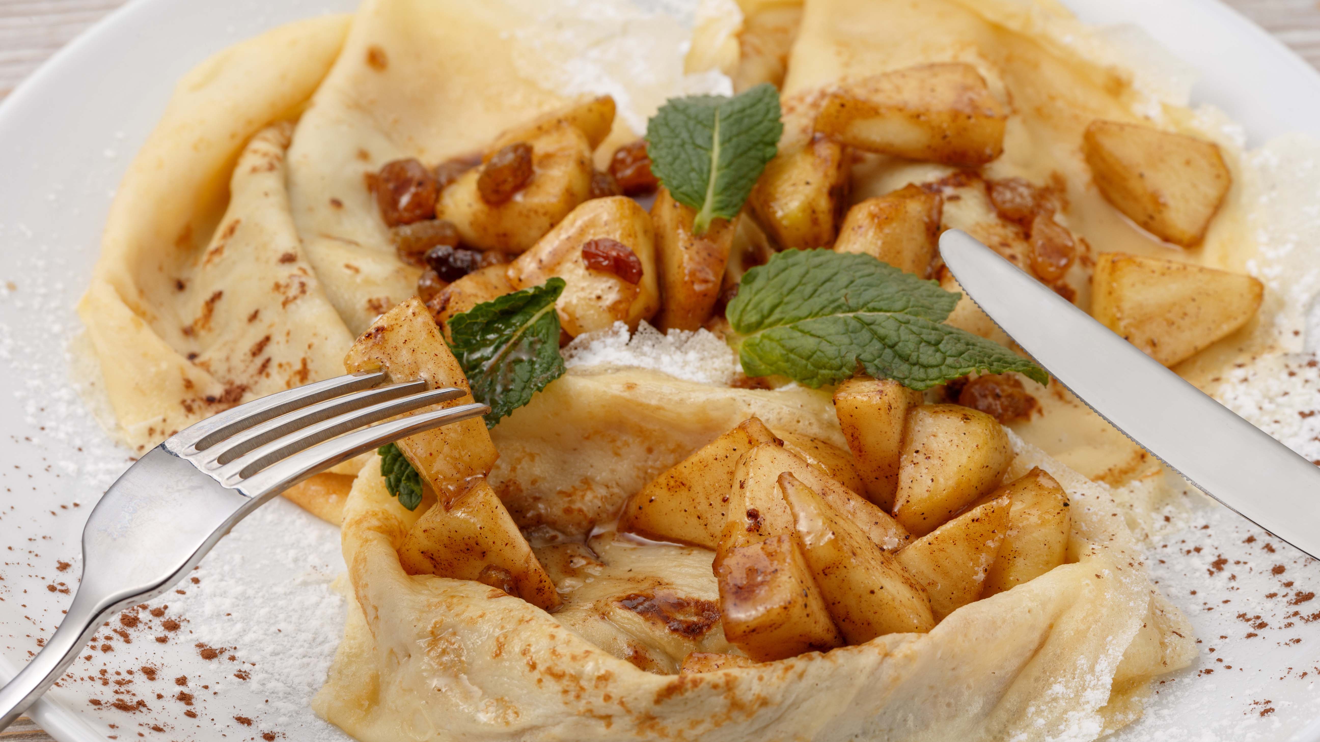 Naleśniki cynamonowe z jabłkami w karmelu - przepis Kamis