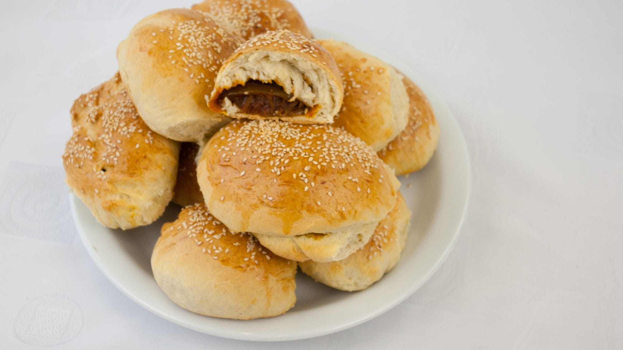 Paszteciki/bułki z kiełbasą curry - przepis Kamis