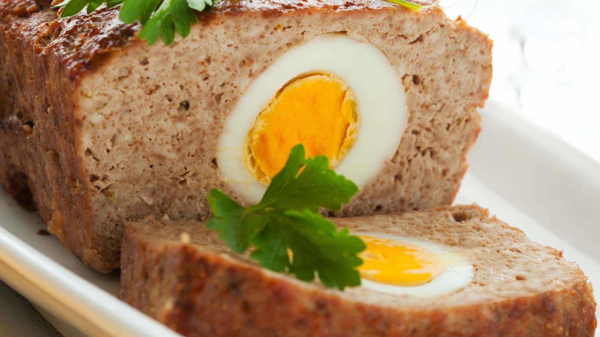 Pieczeń rzymska z jajami - przepis