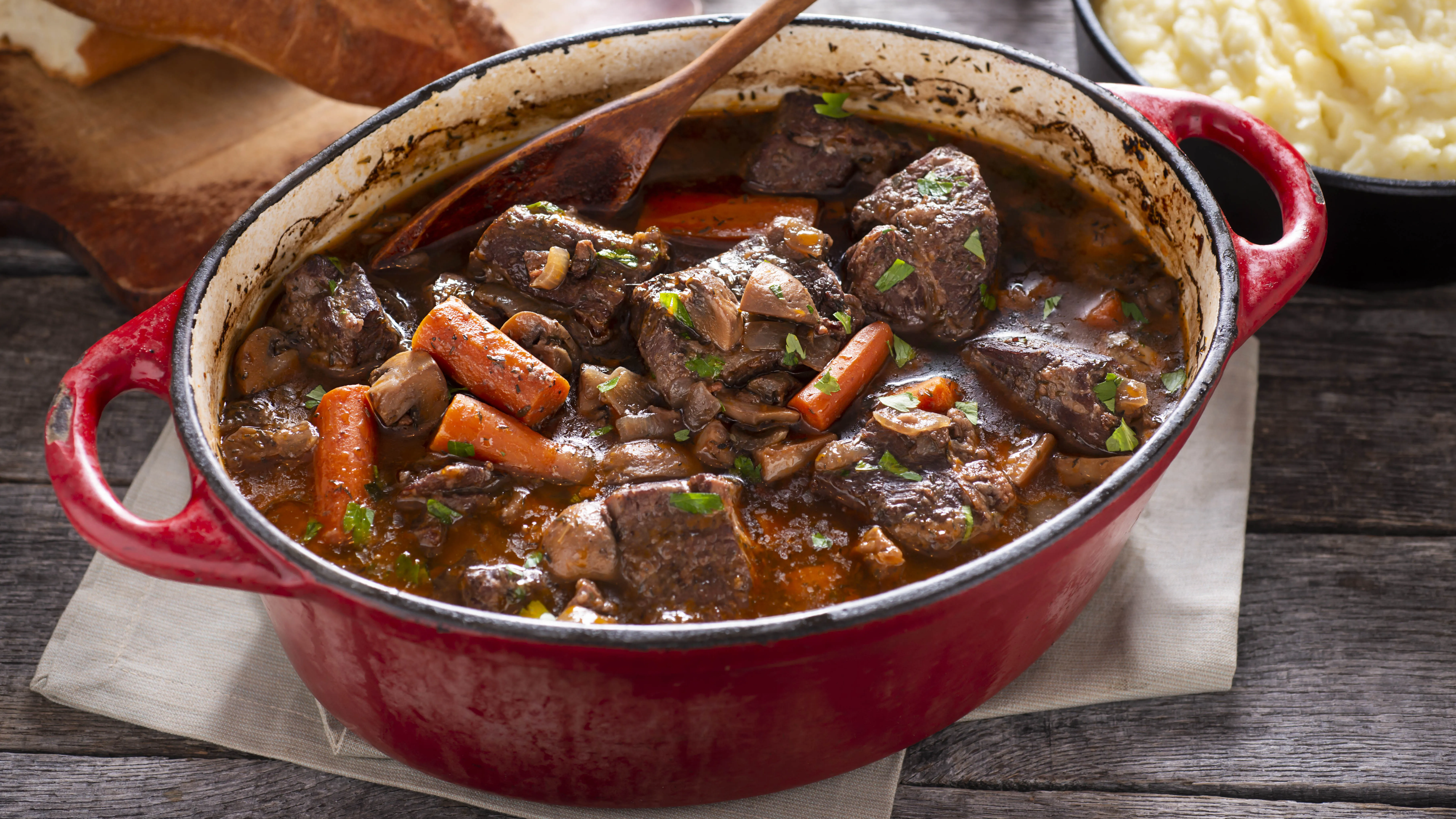 Kamis.pl: Pieczeń wołowa z warzywami i winem