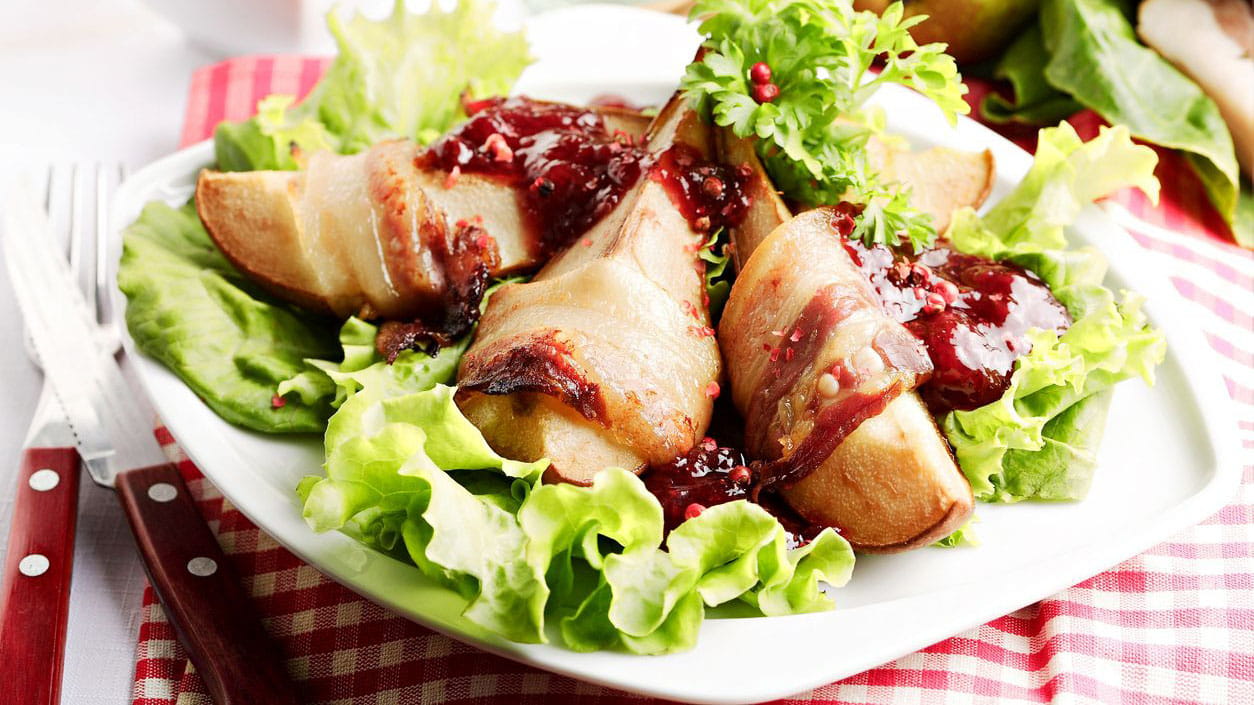 Pieczone gruszki z grillowanym oscypkiem i sosem miodowo - piwnym - przepis Kamis