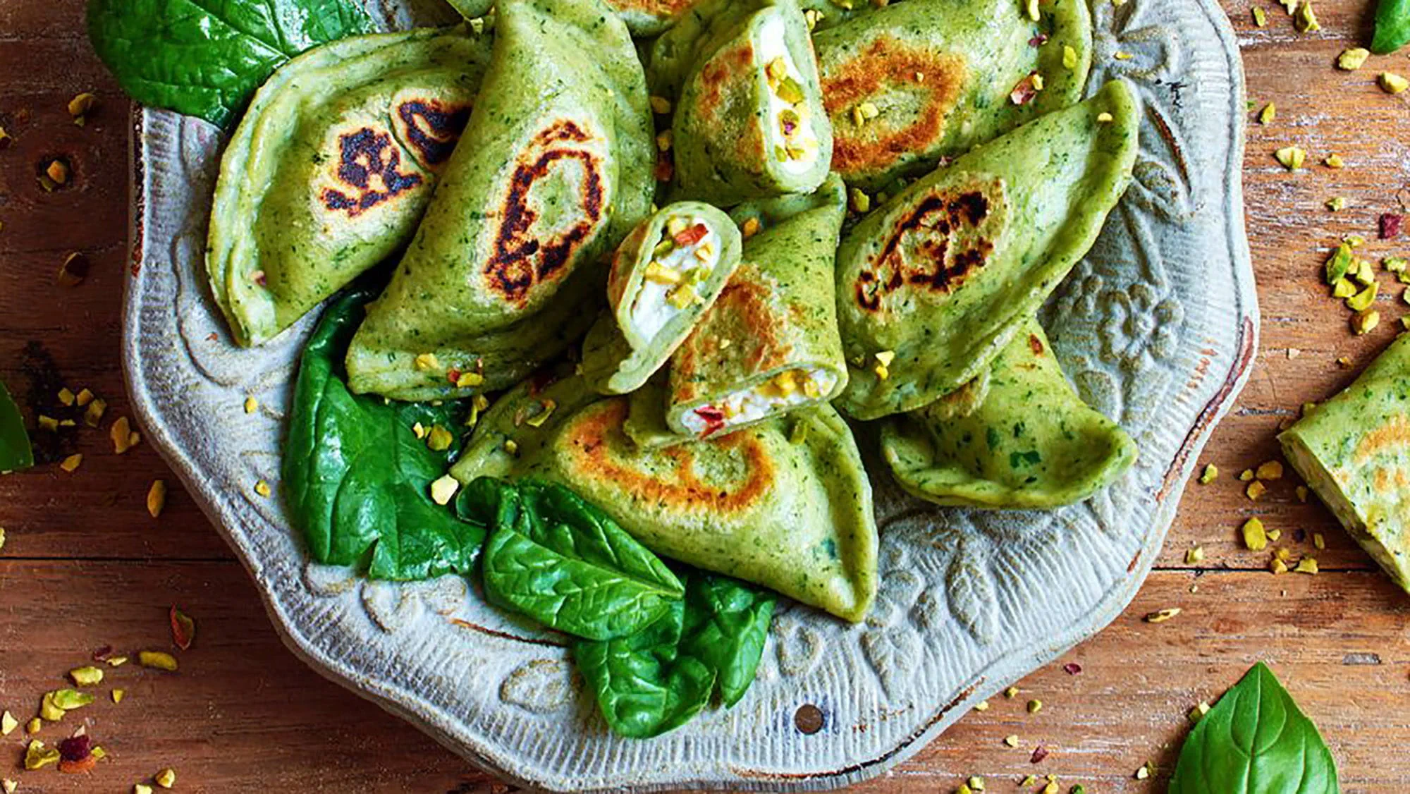 Pierogi szpinakowe z boczniakami - przepis Kamis