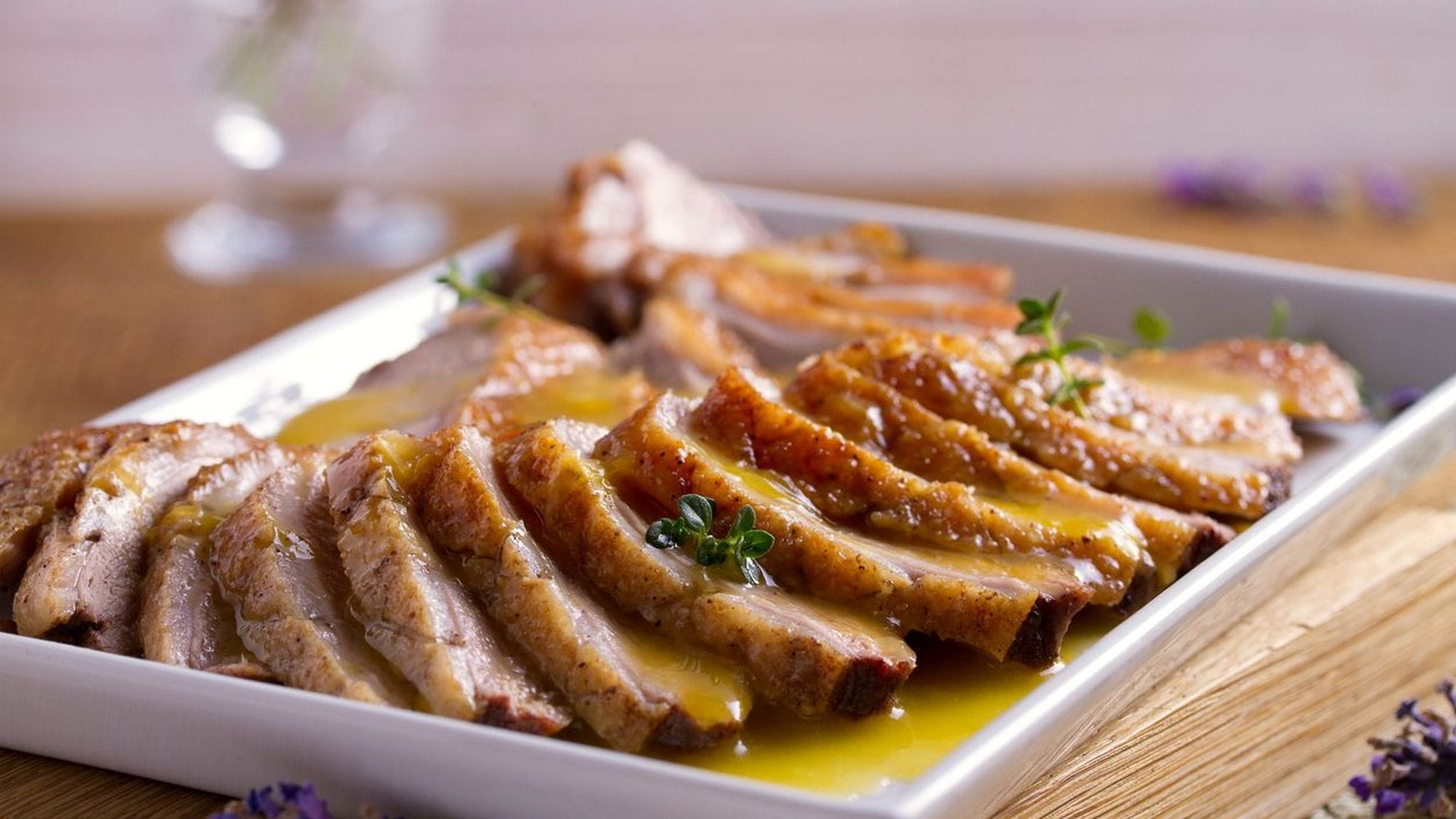 Pierś z kaczki w sosie z pieprzu zielonego