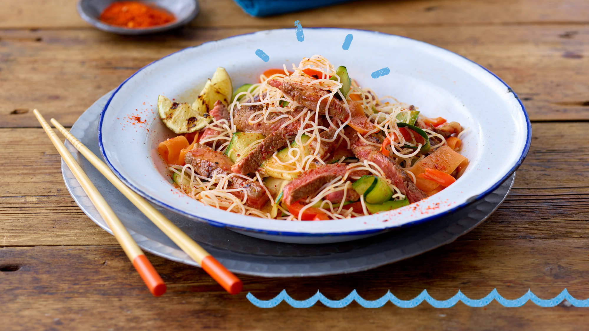 Pikantna wołowina z kokosem, limonką i warzywnym makaronem l Kamis.pl