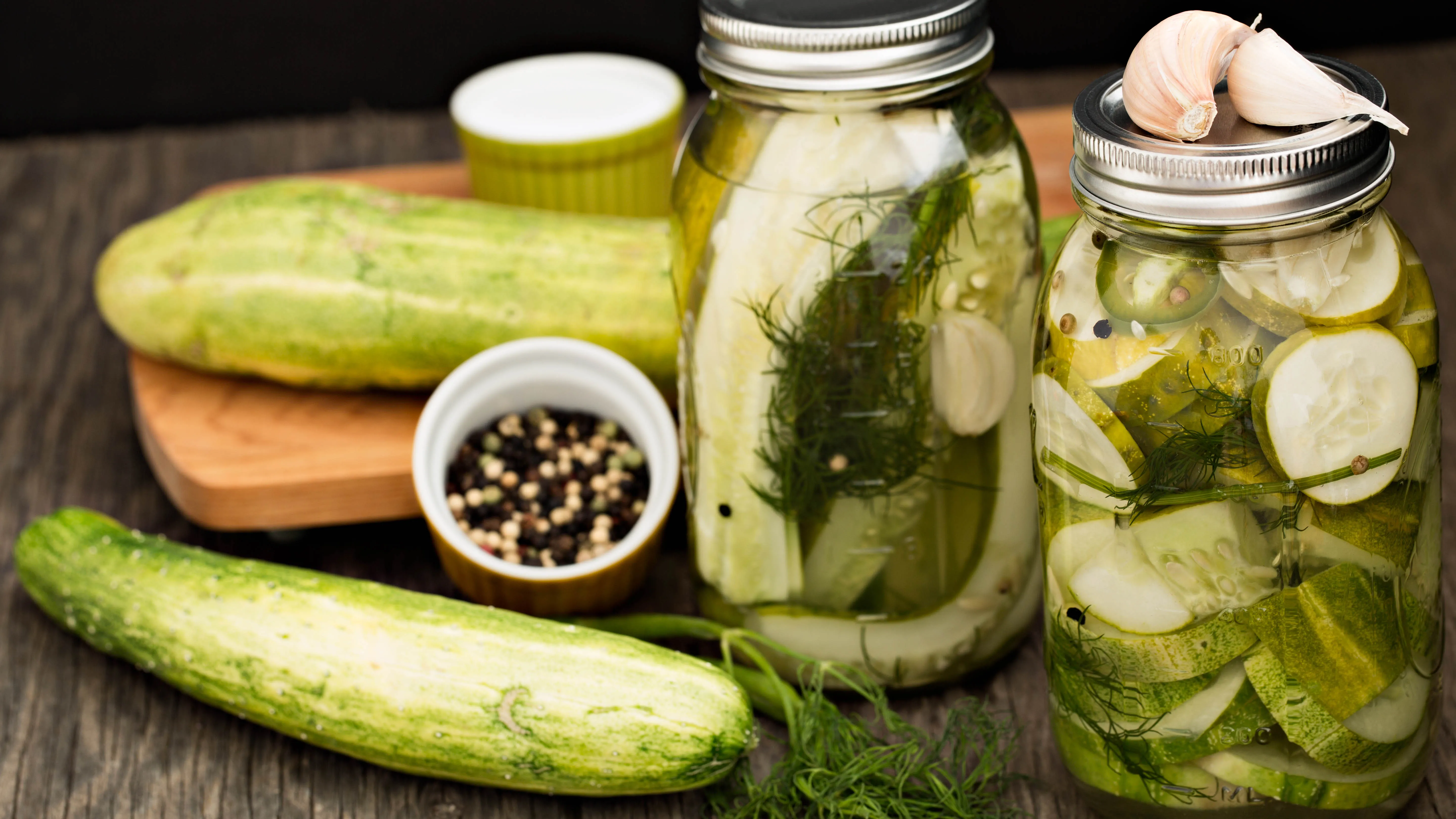 Pikantne ogórki z chili - przepis Kamis