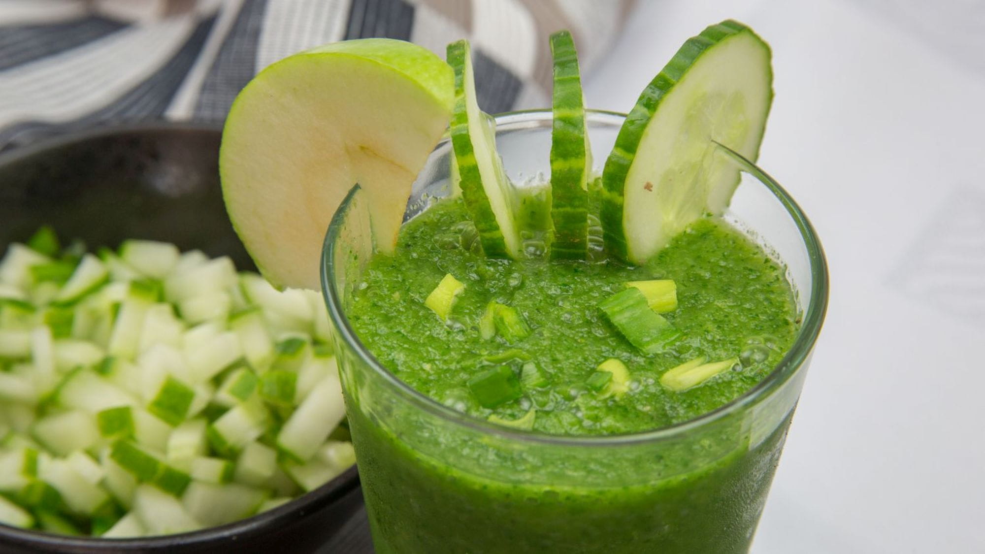 Pikantny jabłkowo-ogórkowy koktajl