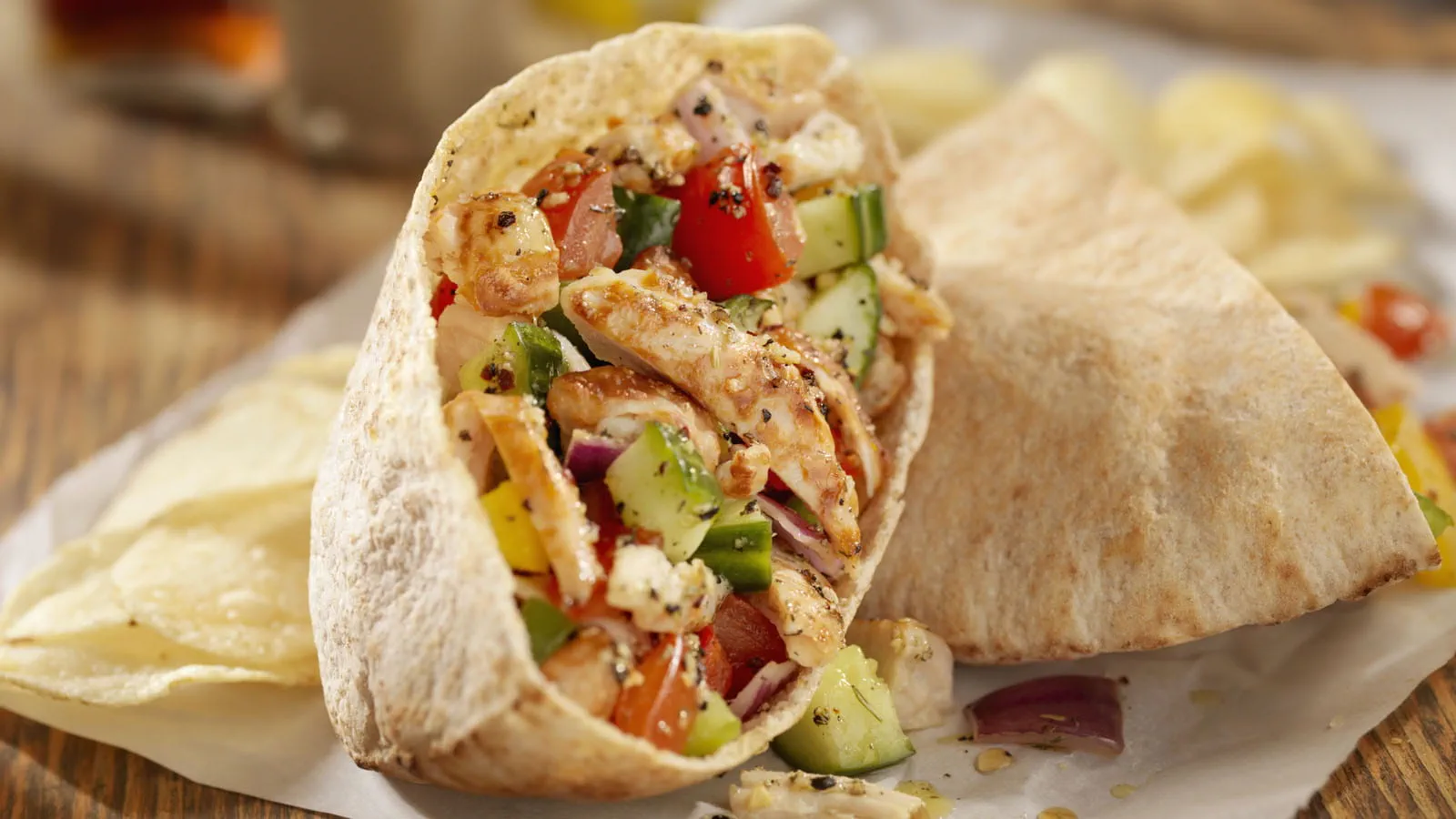 Pita z kurczakiem i grillowanymi warzywami Pita z kurczakiem i grillowanymi warzywami z sosem Słodkie Chili Kamis