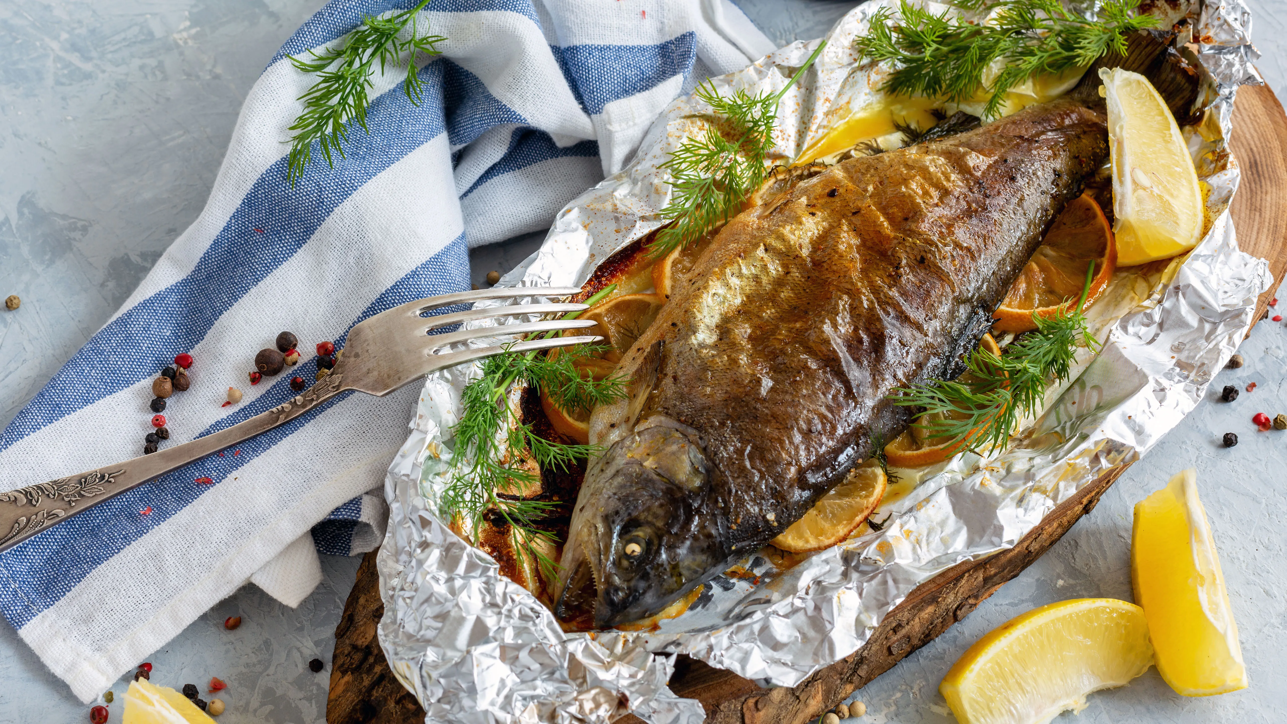 Kamis.pl: Pstrąg pieczony w folii