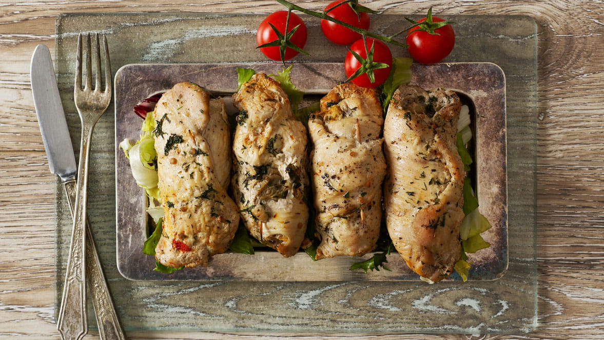 Roladki ze schabu z serem kozim i suszonymi pomidorami - przepis Kamis