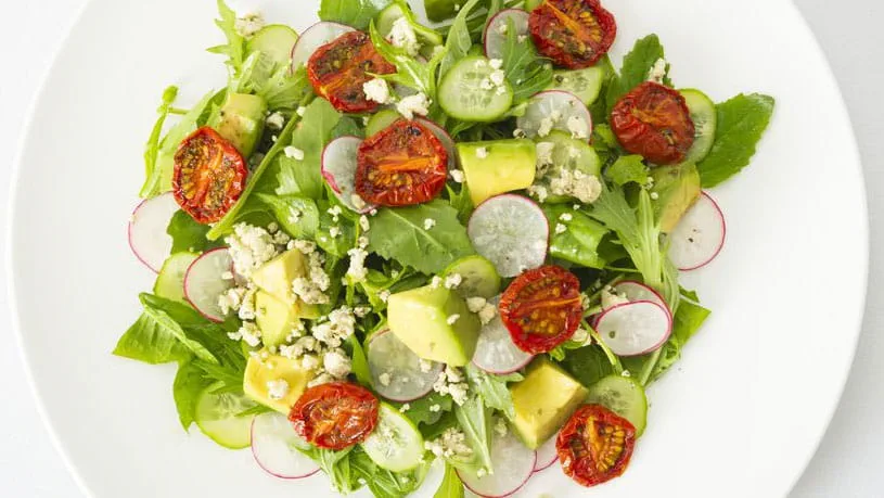 Sałatka śródziemnomorska z rzodkiewką - przepis Kamis