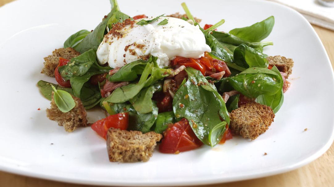 Sałatka szpinakowa z wędzonym boczkiem - przepis Kamis