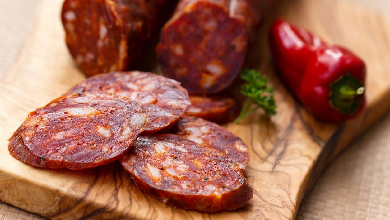 Sałatka estremadura z chorizo i suszonymi pomidorami - przepis Kamis