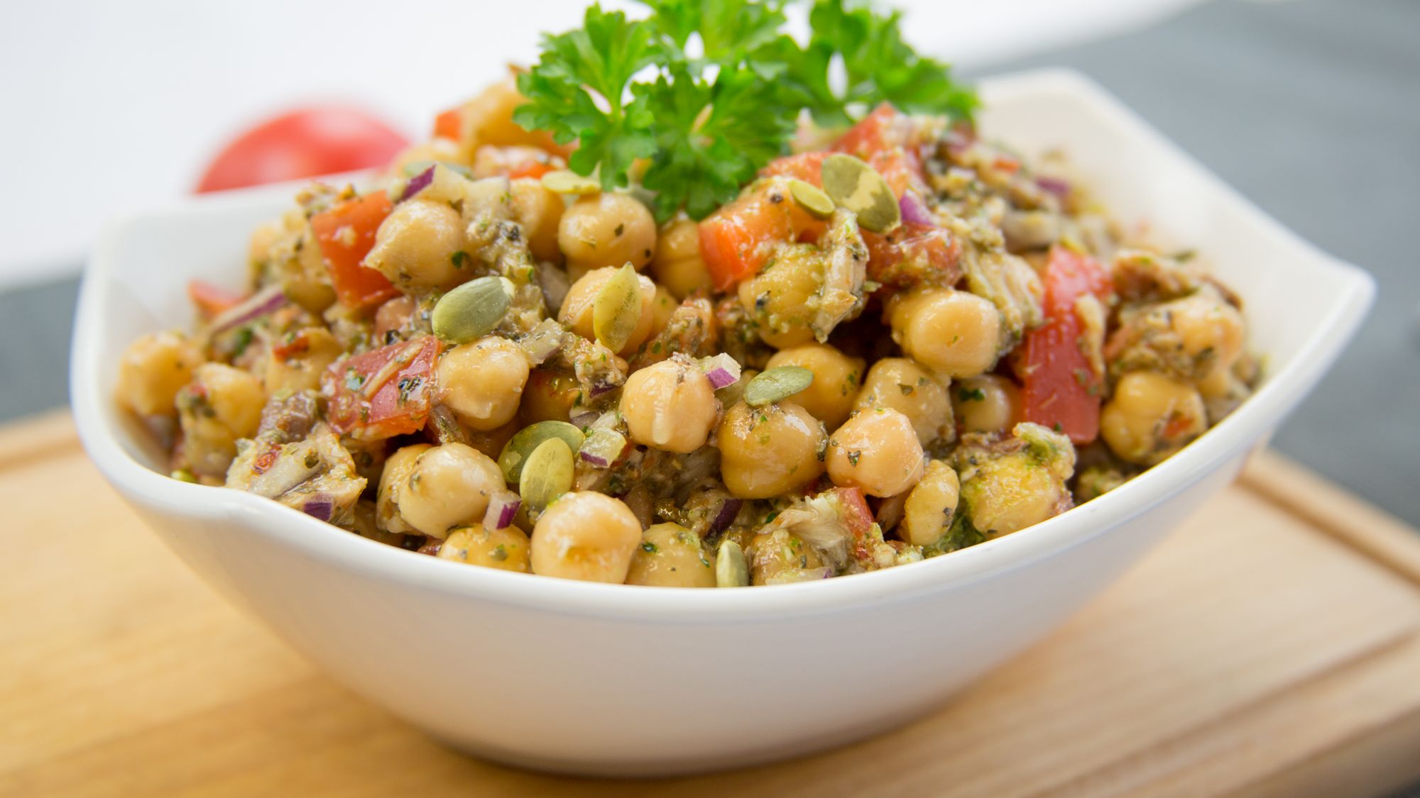 Sałatka z ciecierzycy z makrelą i pietruszkowym pesto