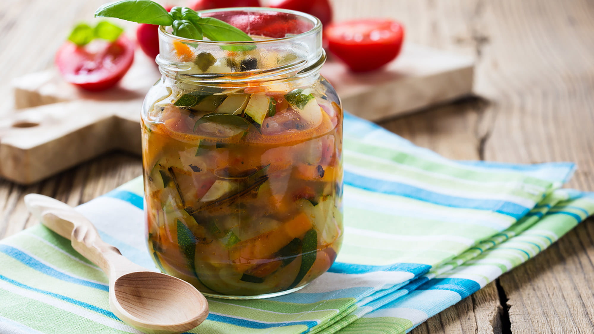 Pikantna sałatka z ogórków z fenkułem - przepis Kamis