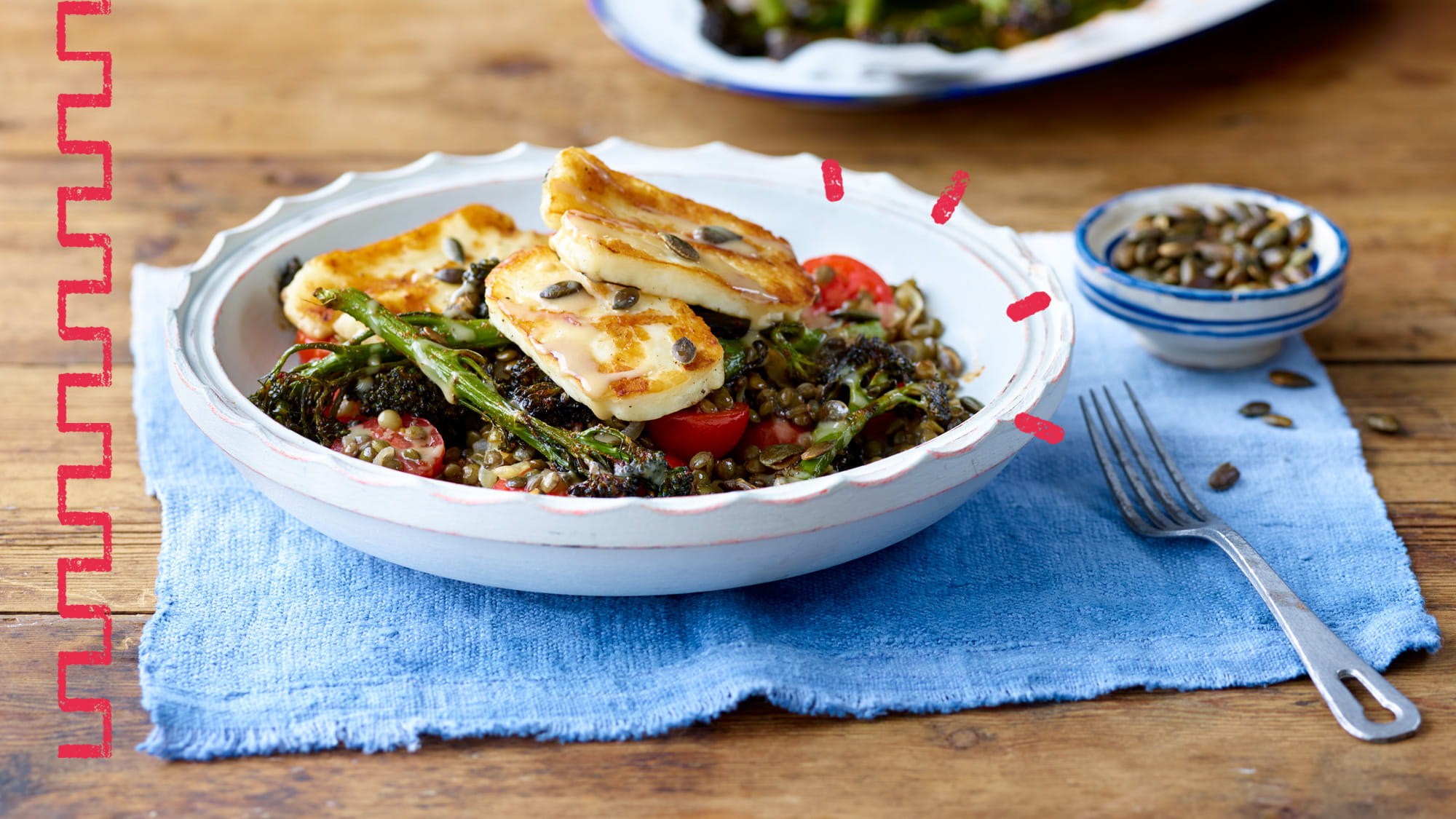 Sałatka z pieczonym brokułem i serem halloumi l Kamis.pl