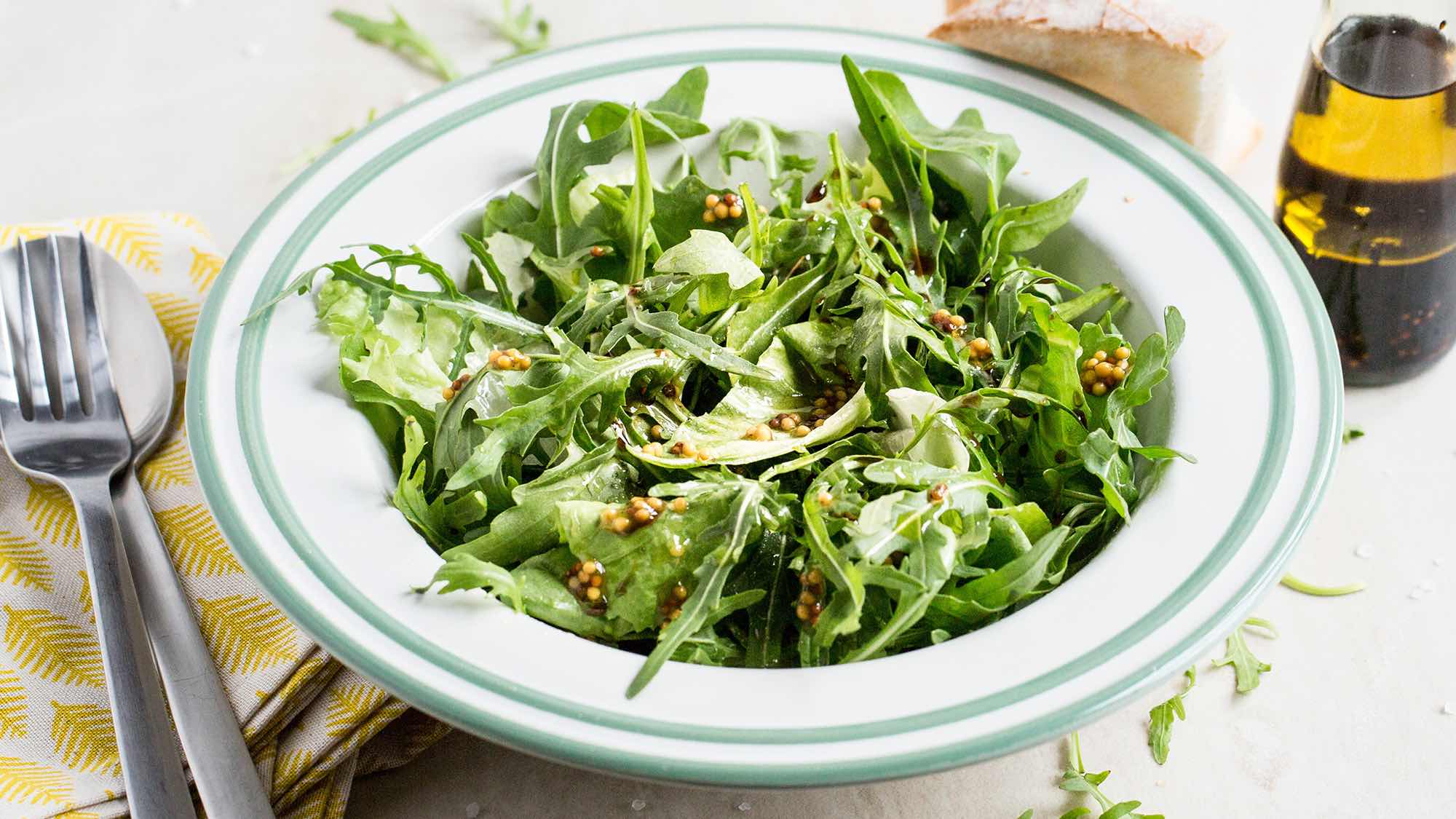 Sałatka z rukoli z dressingiem z musztardy francuskiej i octu balsamico