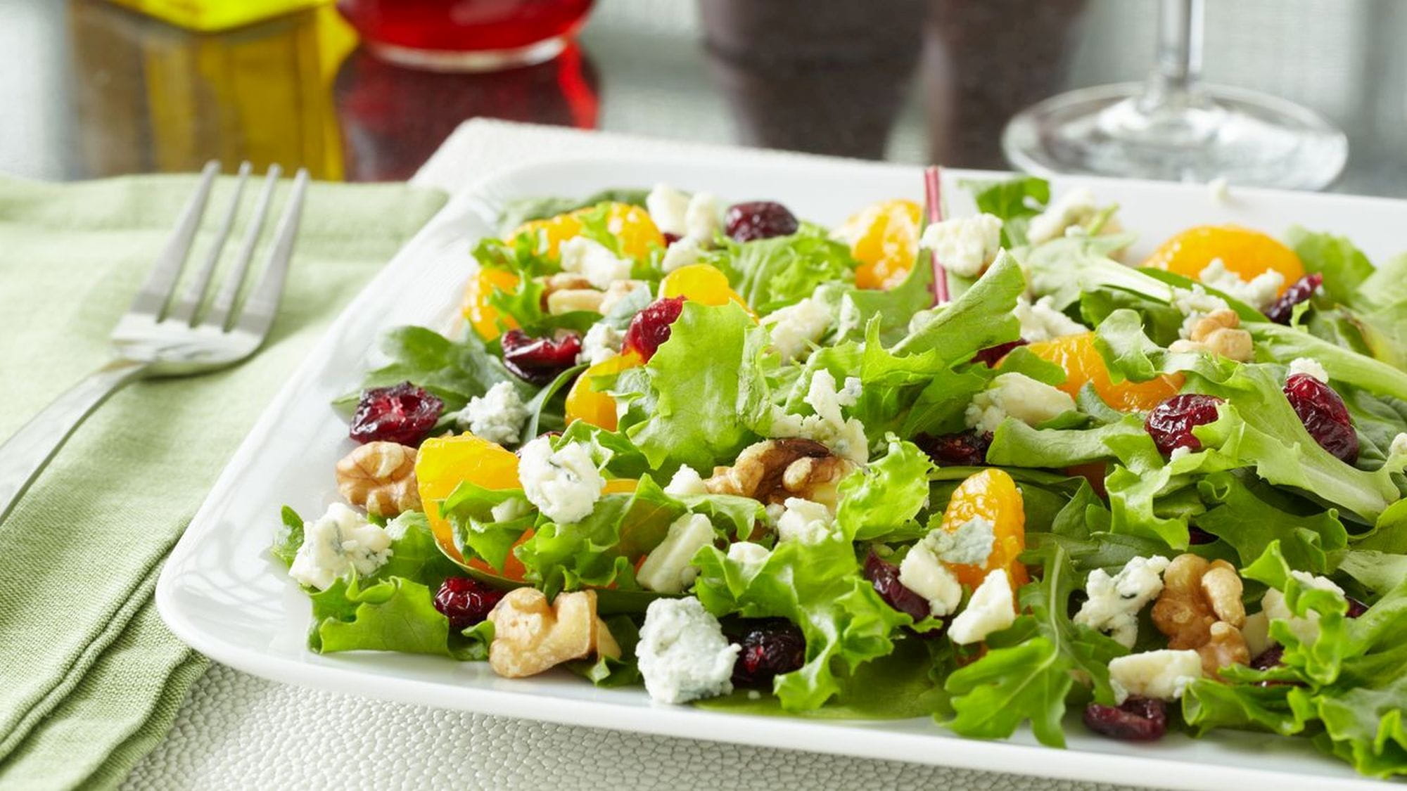 Sałatka z serem pleśniowym, gruszką i winogronami