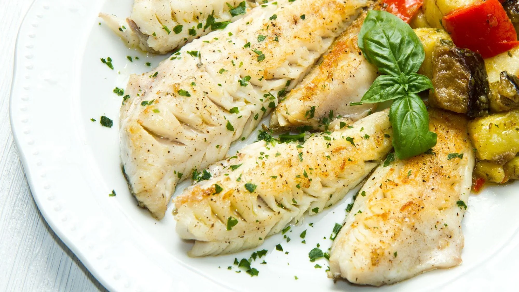 Sandacz na ciepłej sałatce z kalarepy w aromacie laurowym