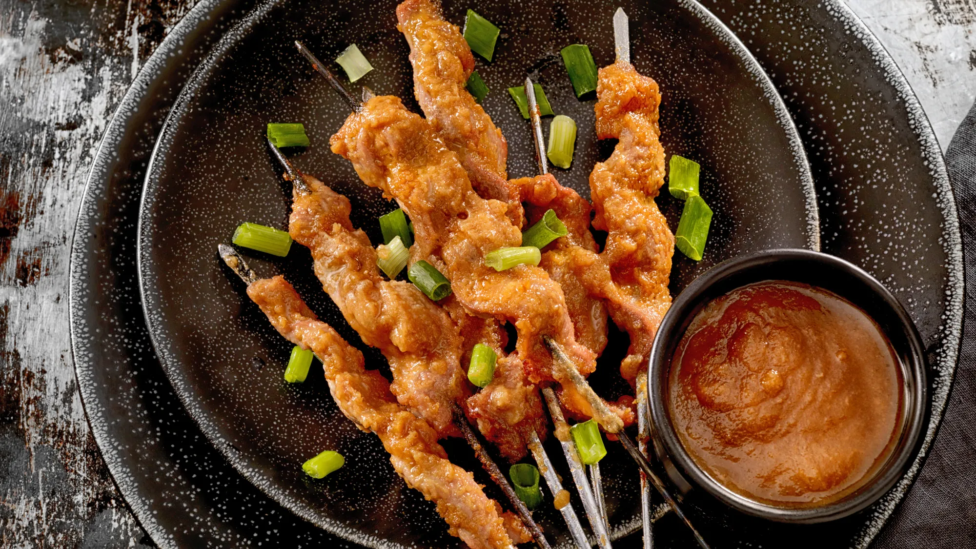 Sataye wieprzowe z czarnym pieprzem według przepisu Pawła Lorocha i Ewy Chojnowskiej-Lesiak l Kamis.pl