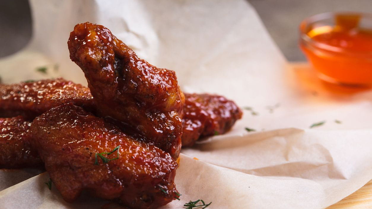 Skrzydełka w glazurze piwnej z imbirem - przepis Kamis