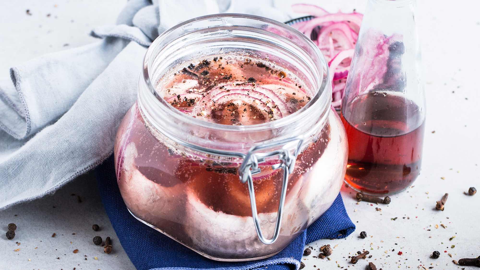 Śledzie marynowane w czerwonym winie - przepis