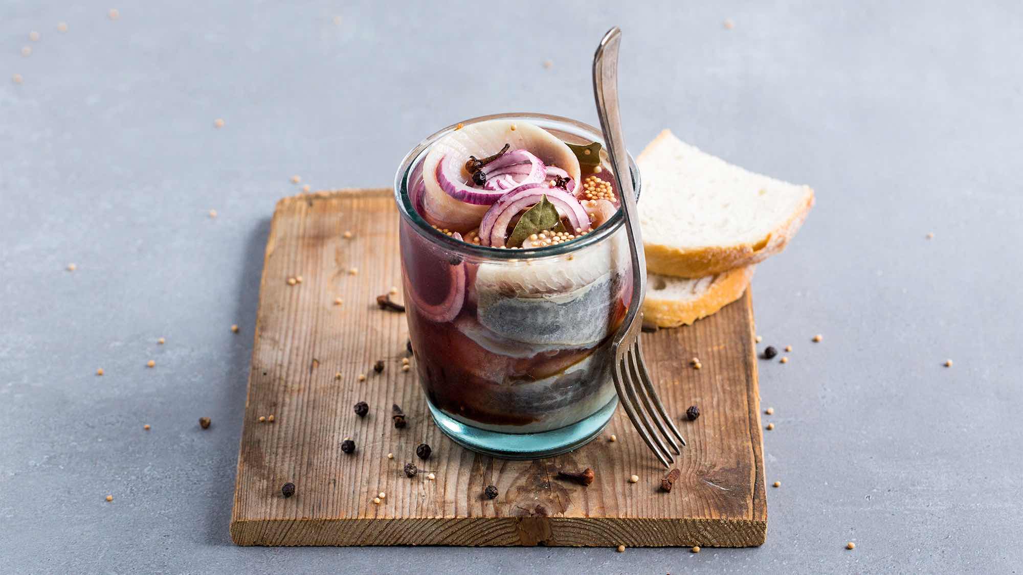 Śledzie w winnej zalewie - przepis świąteczny