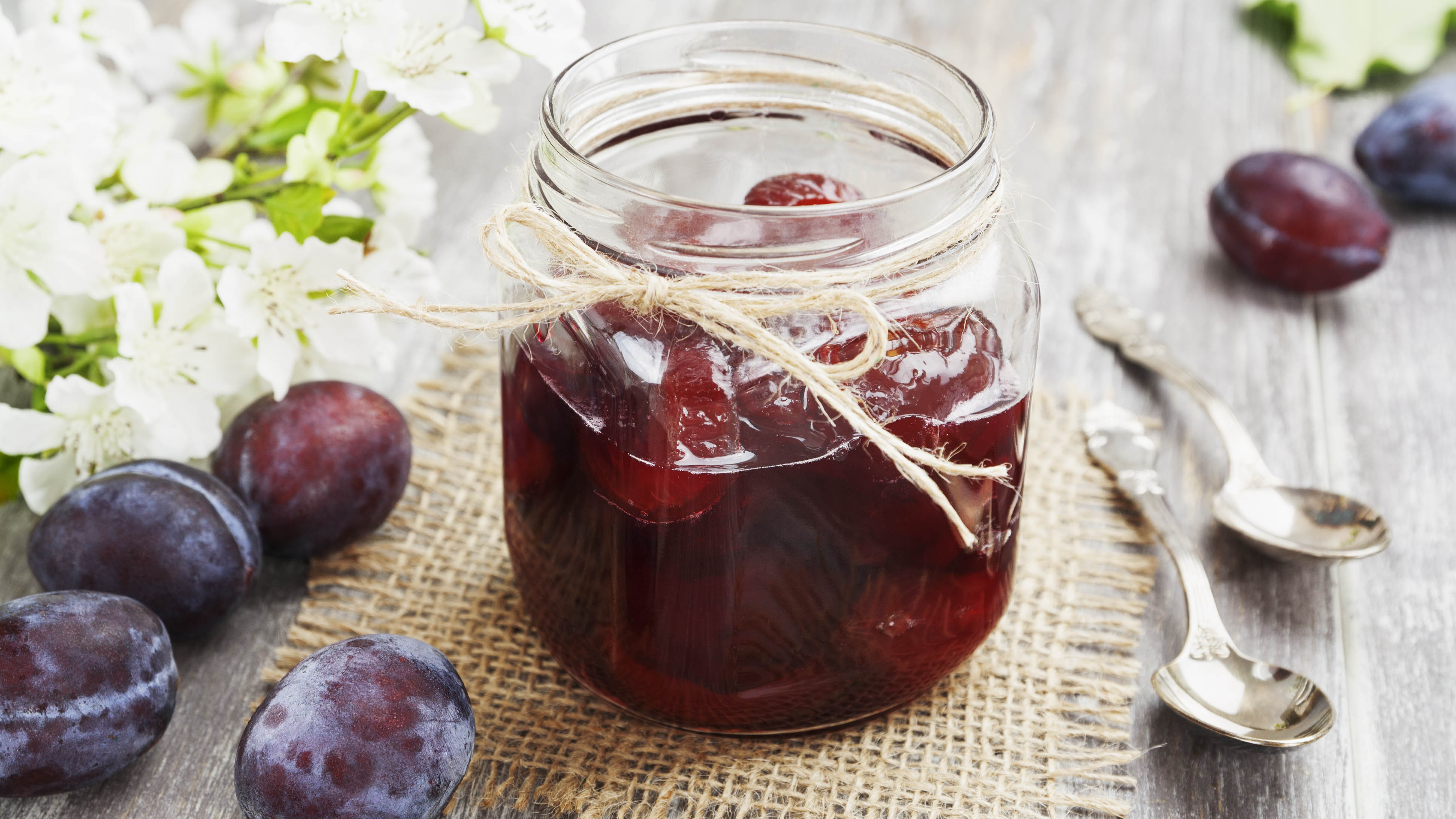 Śliwki w syropie - przepis Kamis