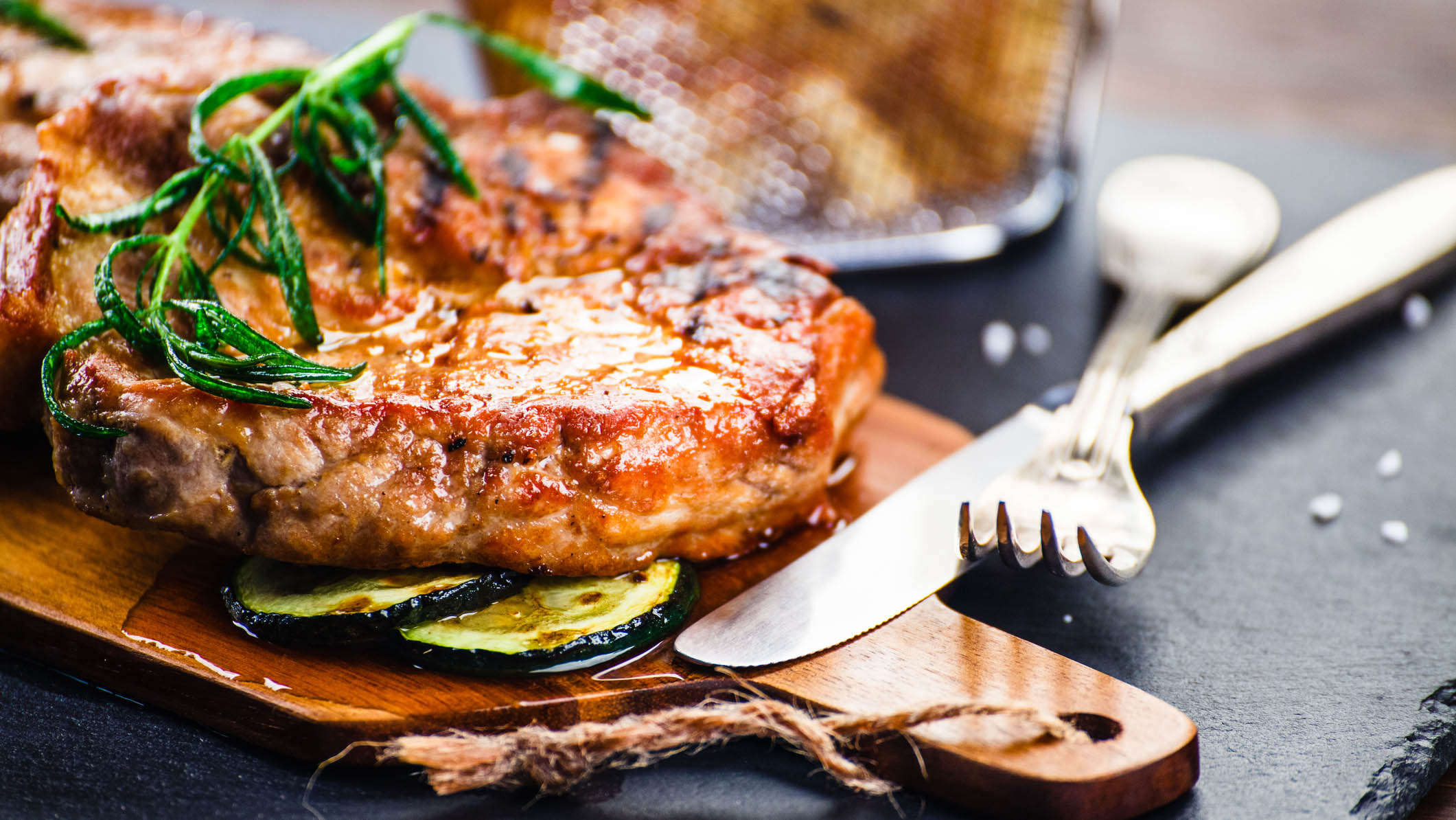 Przepis na steka ze schabu w pikantnej marynacie 